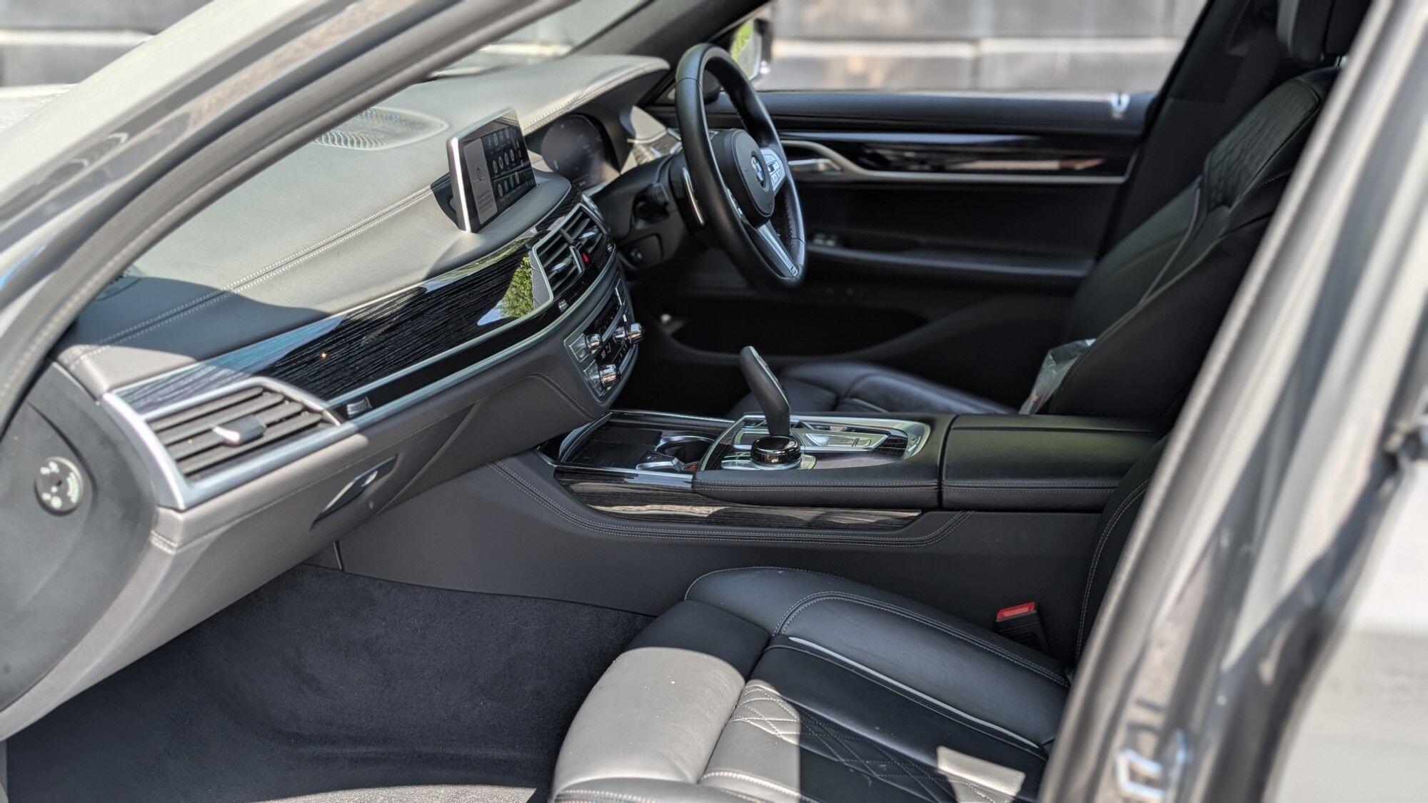 BMW 7 Series view 13