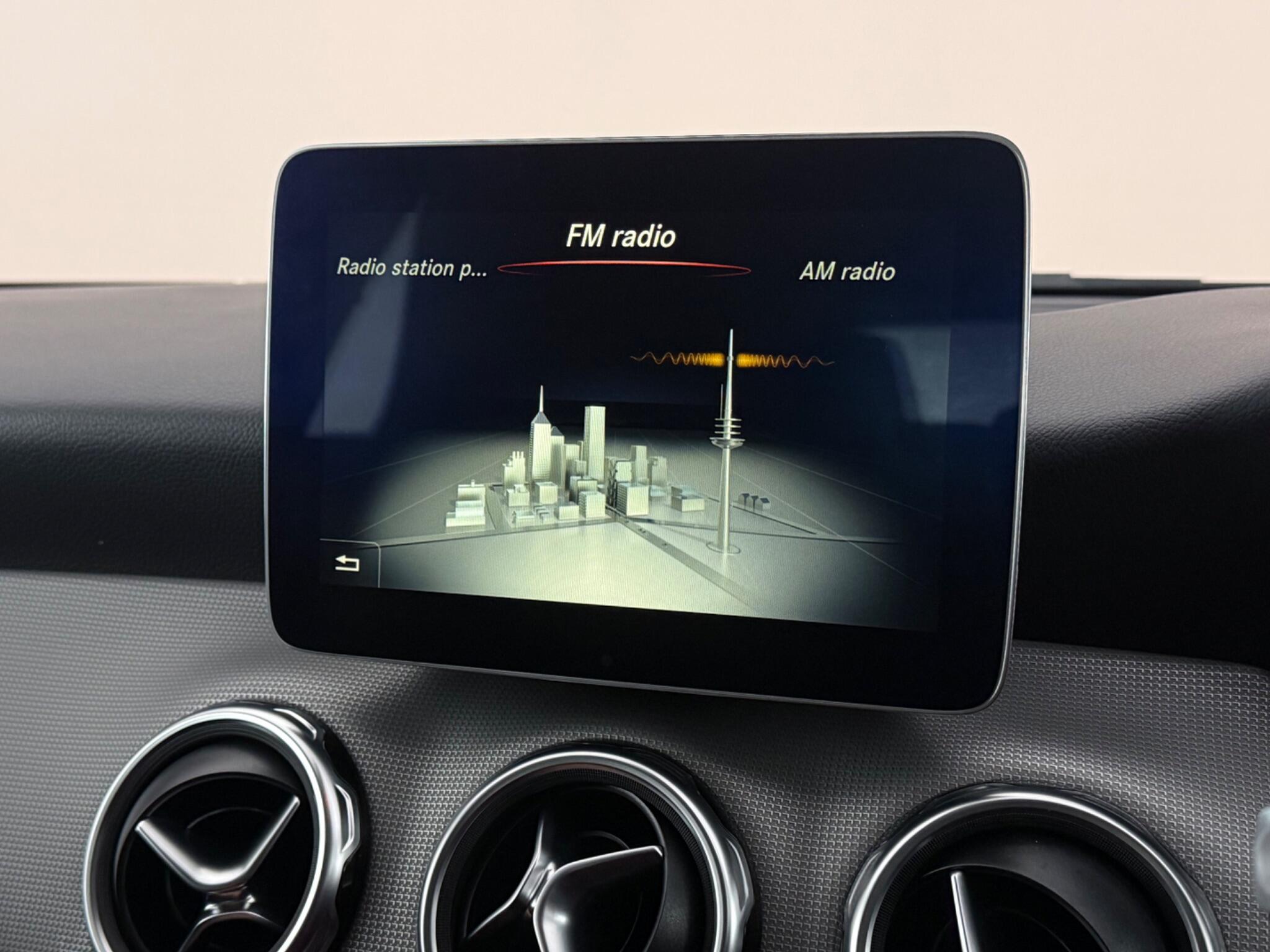 Mercedes-Benz GLA view 25