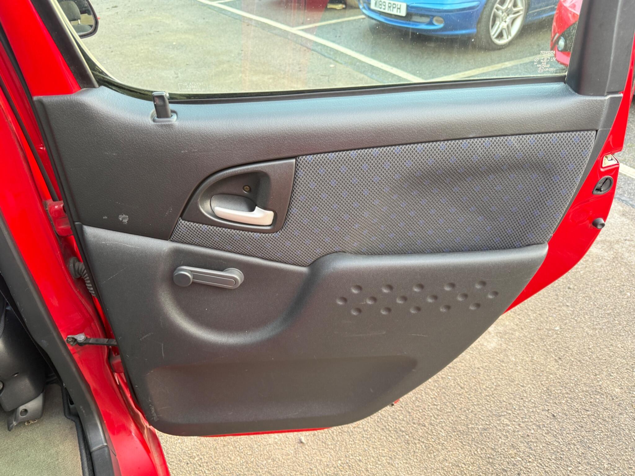 Toyota Yaris Verso - Image 32