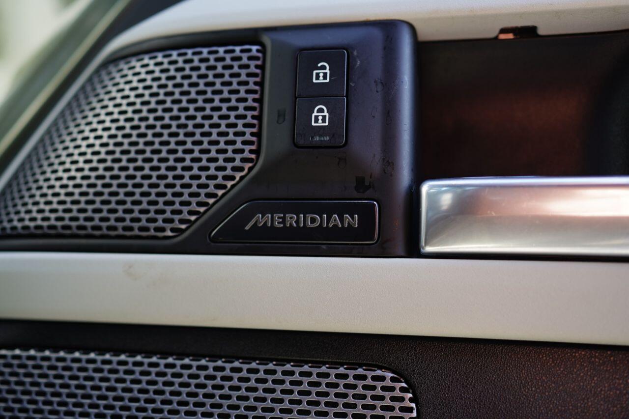 Land Rover Defender view 27