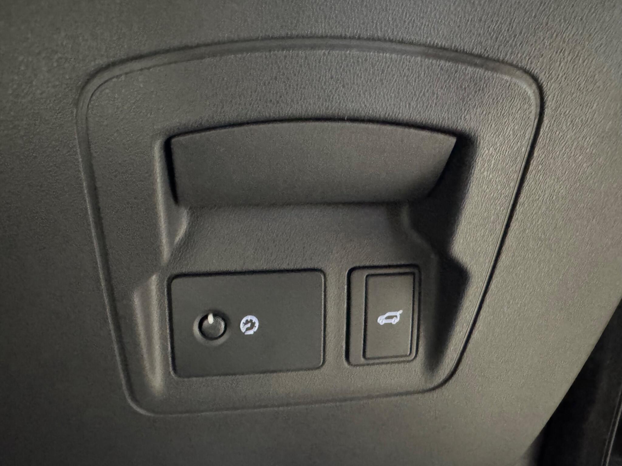 Land Rover Range Rover Velar view 13