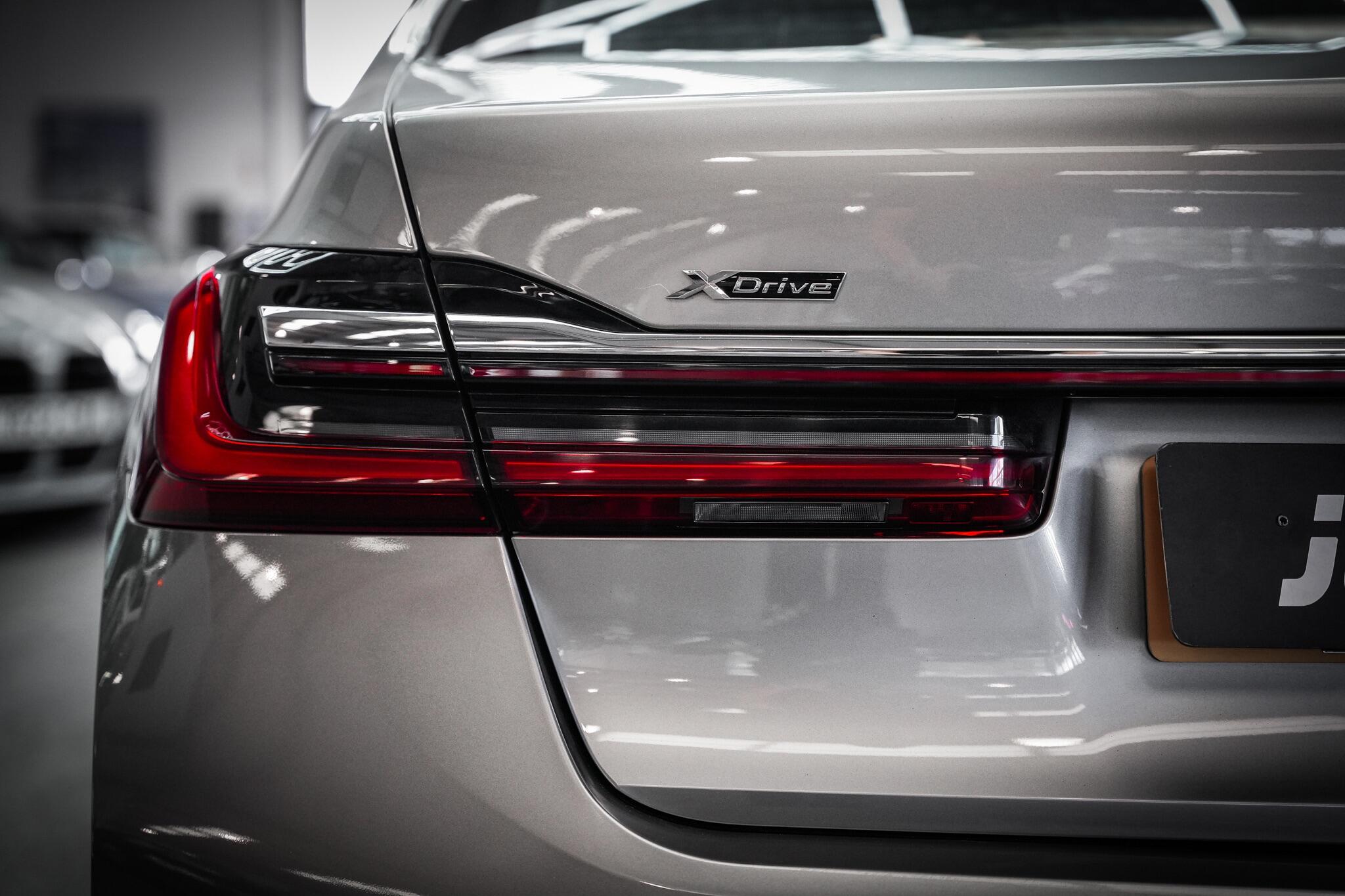 BMW 7 Series view 36