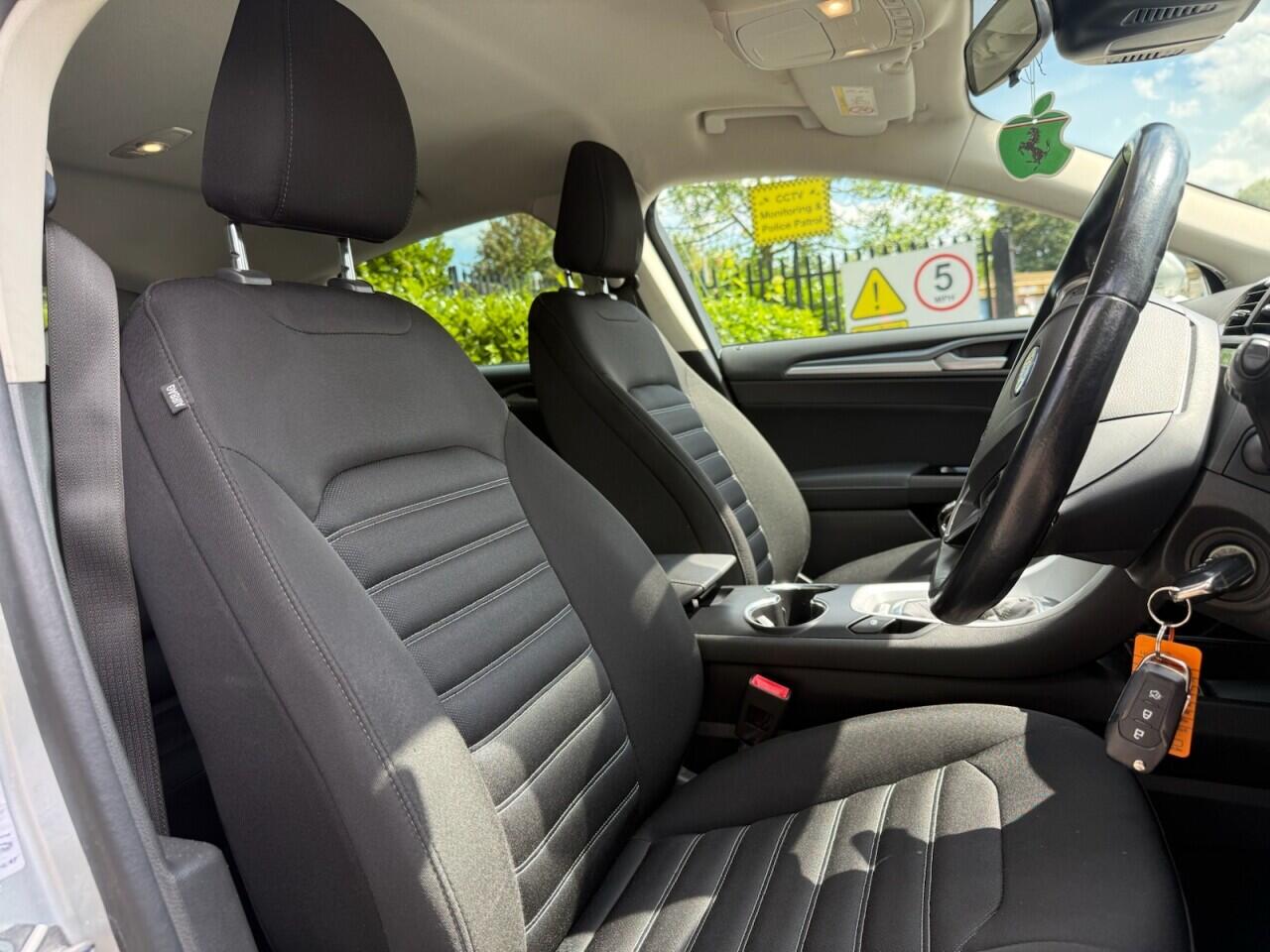 Ford Mondeo view 10