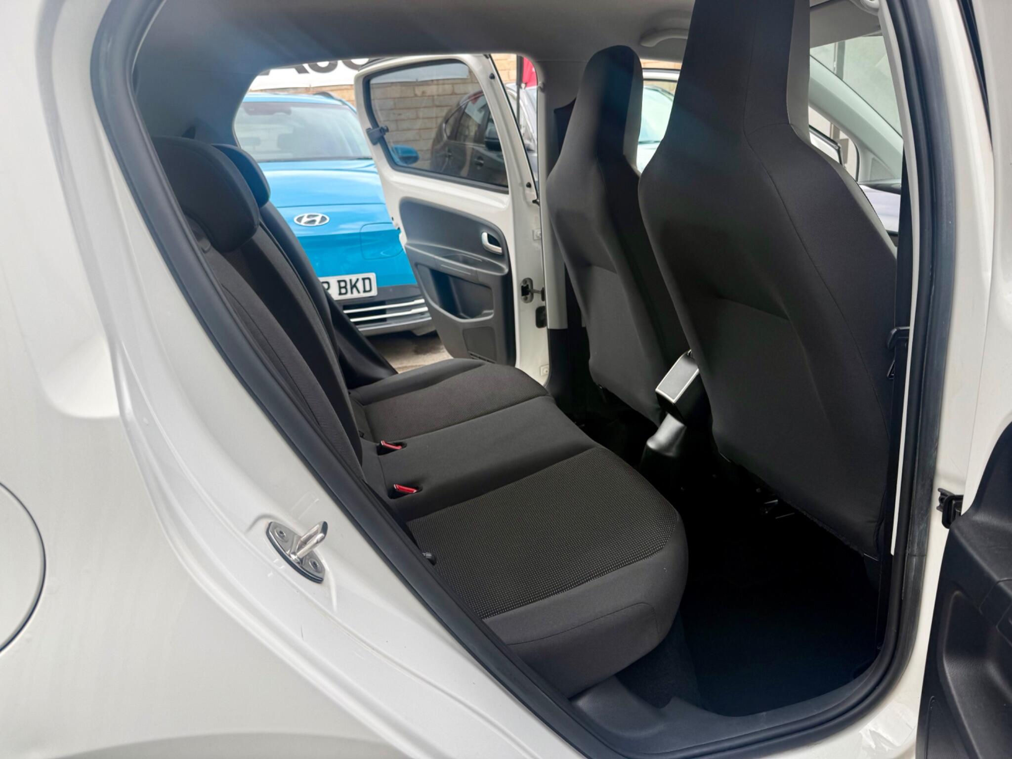 Volkswagen up! view 13