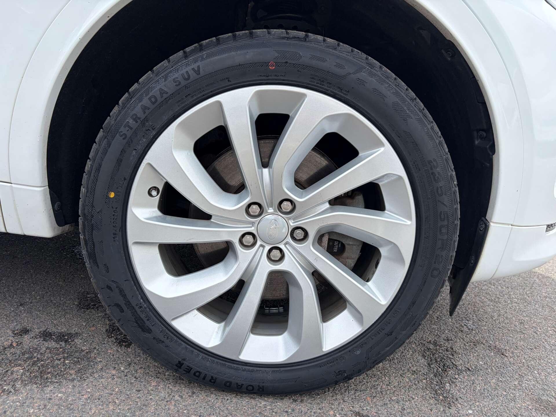 Land Rover Discovery Sport view 13