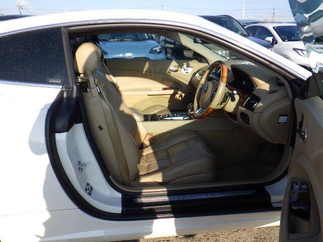 Jaguar XK view 11