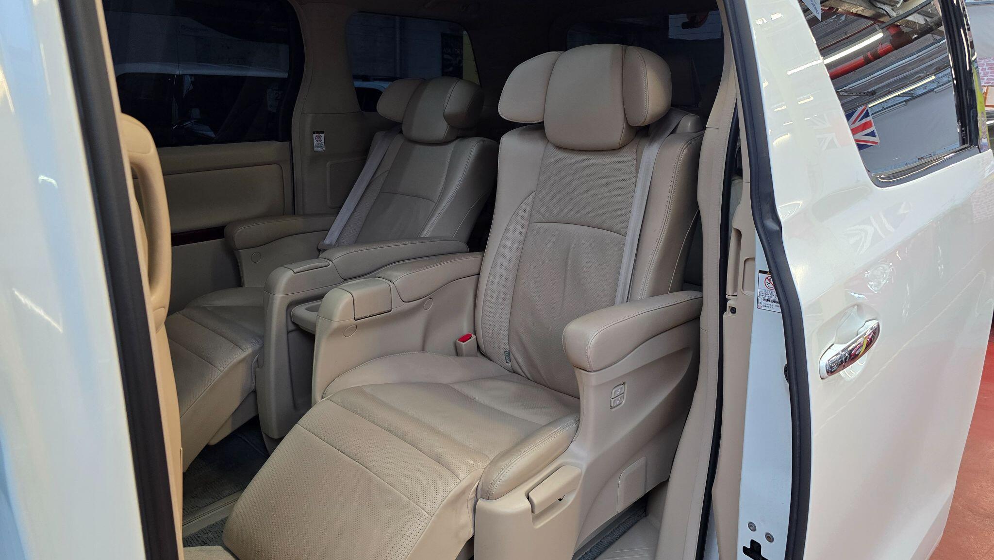 Toyota Vellfire view 3