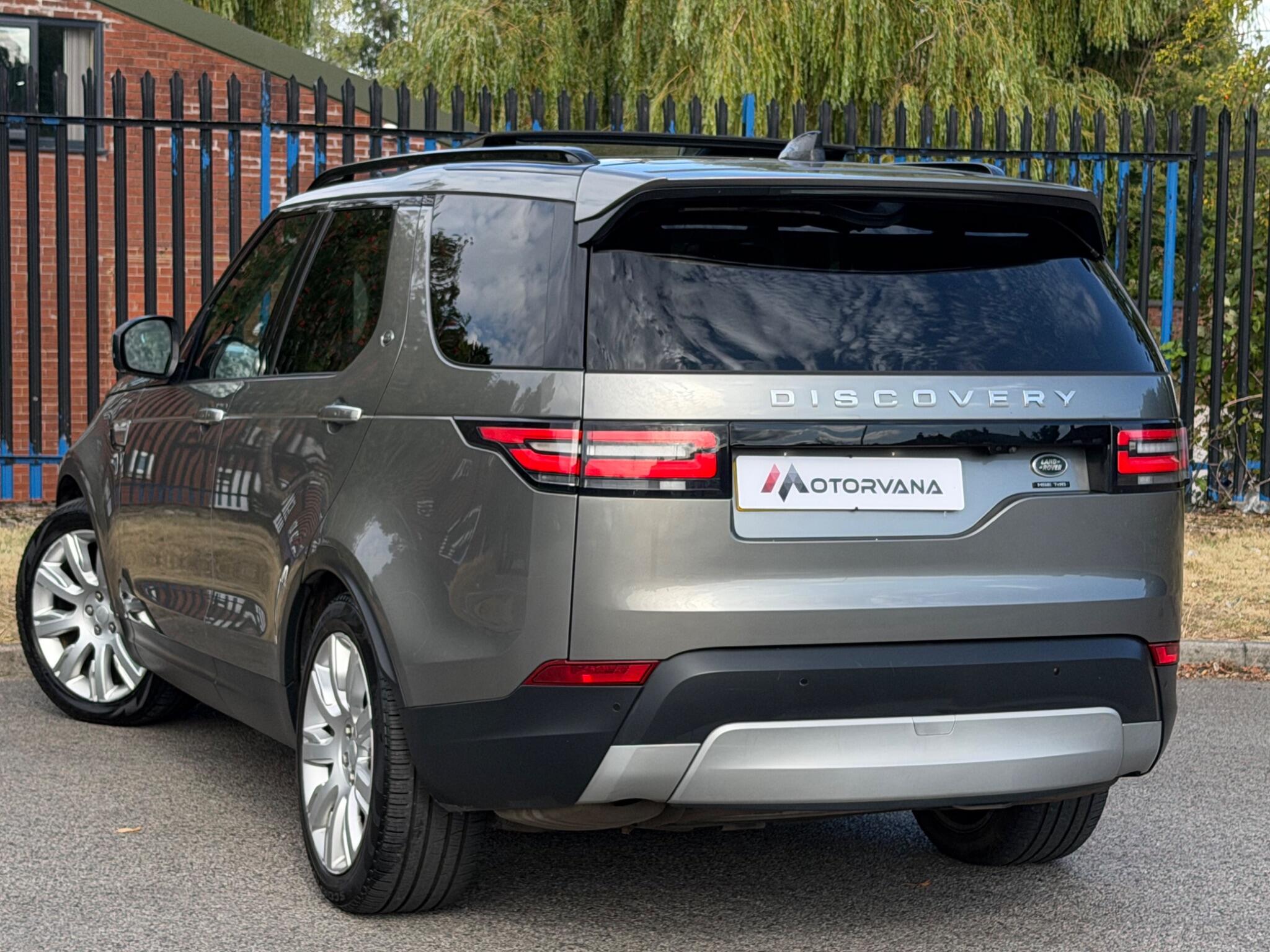 Land Rover Discovery view 3