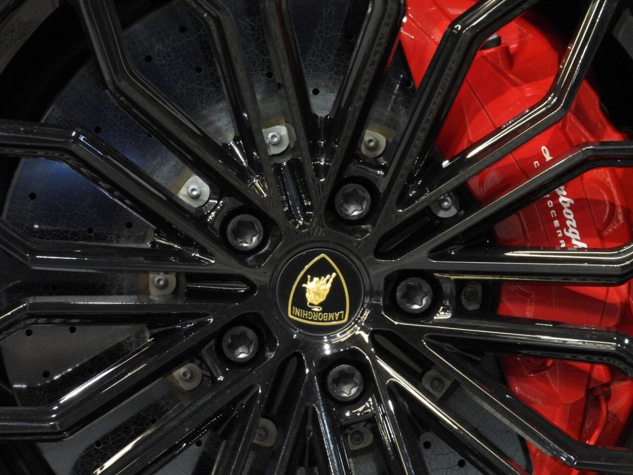 Lamborghini Urus view 28