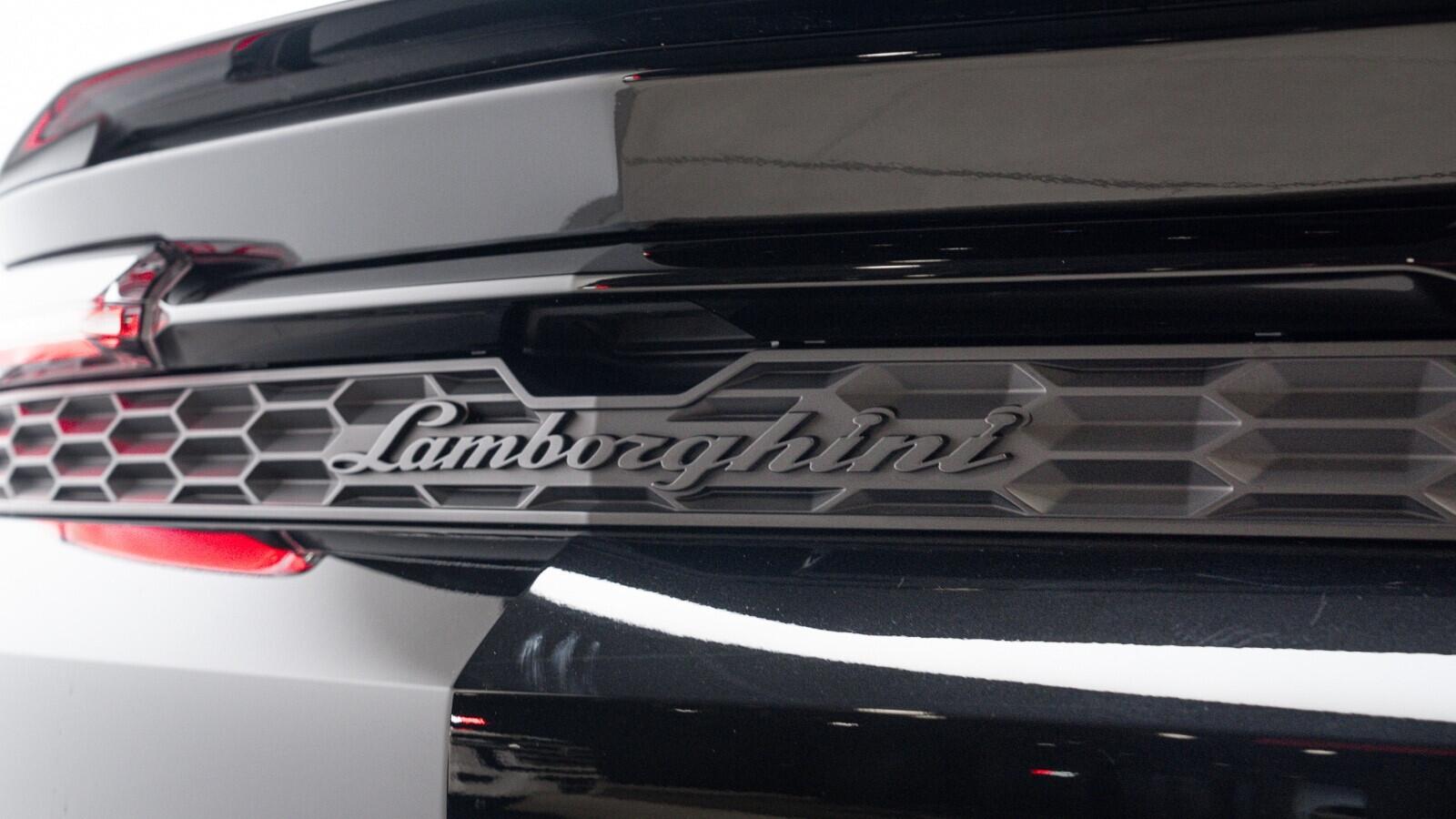 Lamborghini Urus view 59