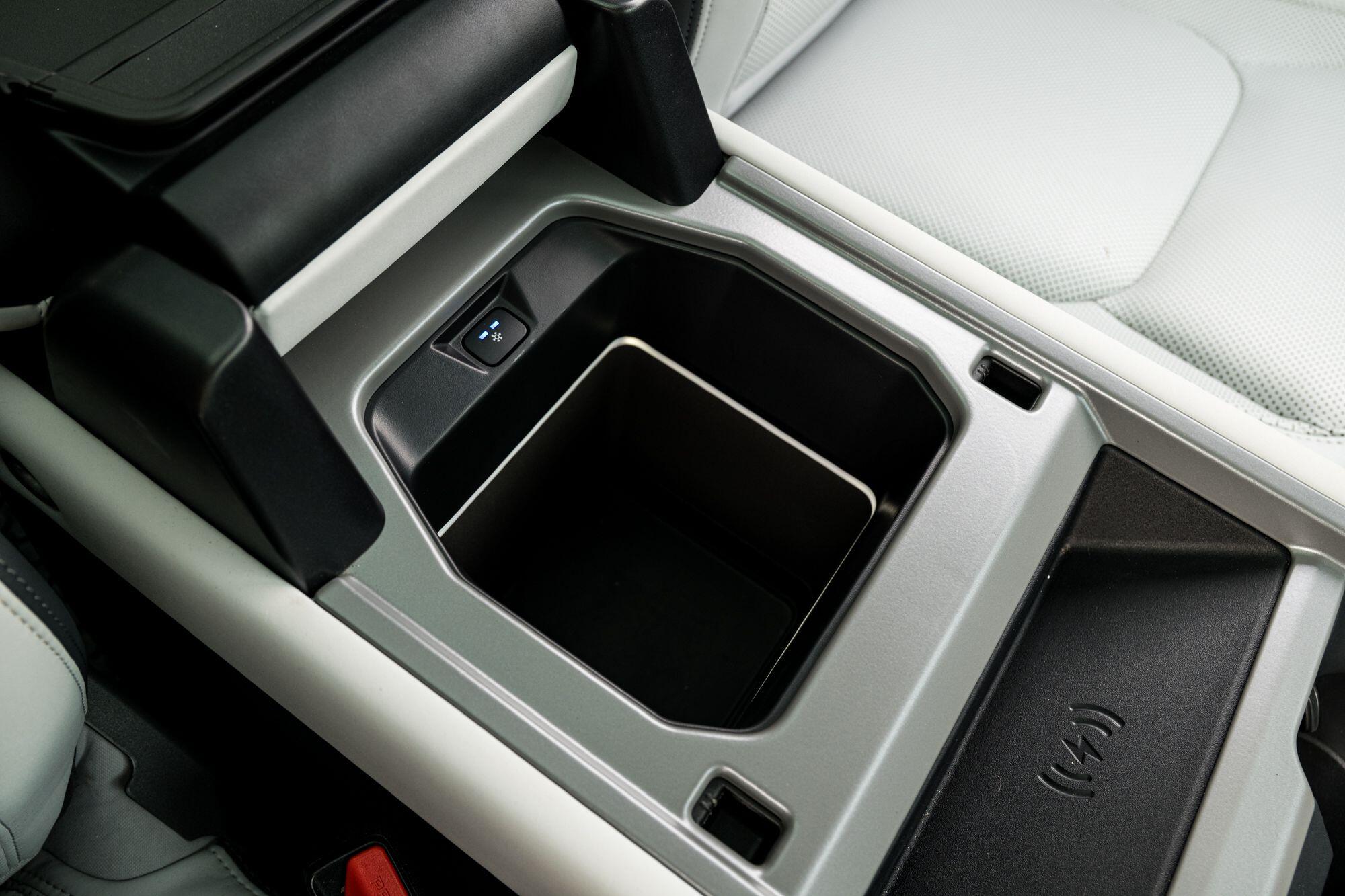 Land Rover Defender 90 view 57