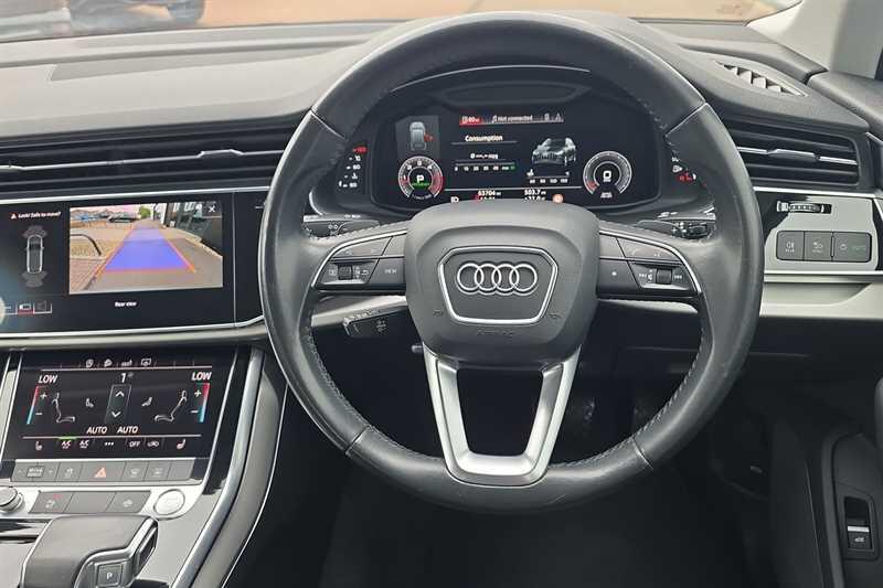 Audi Q7 view 11