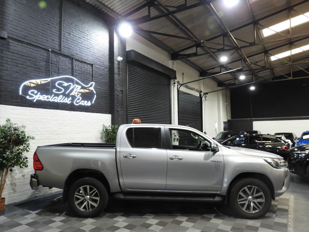Toyota Hilux view 5