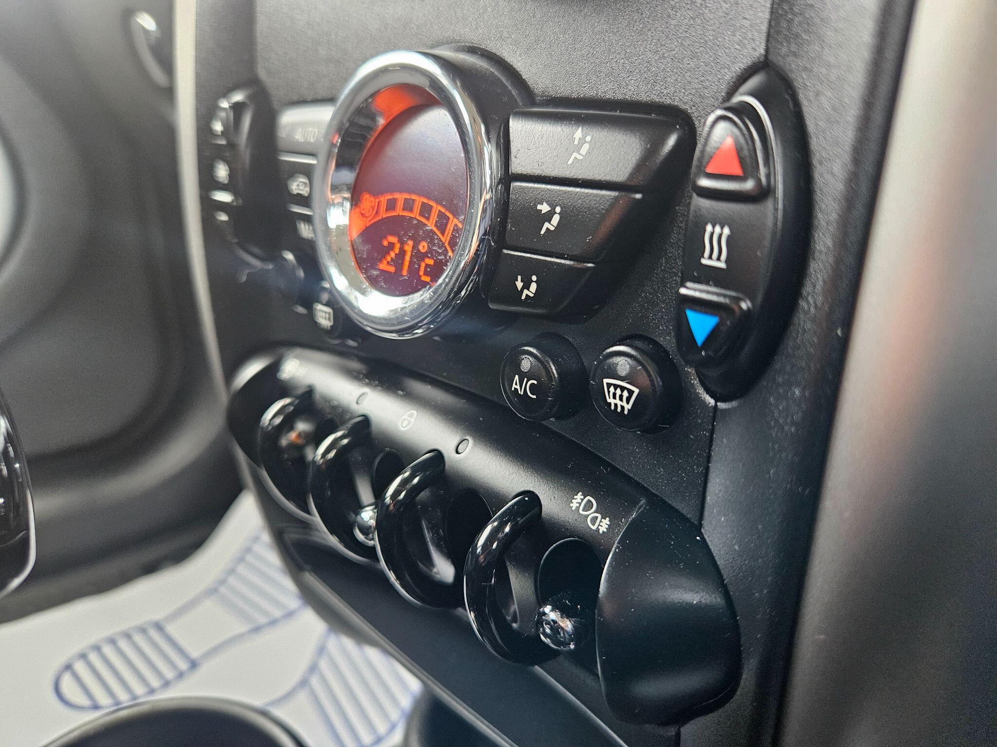 2016 MINI Countryman image 25