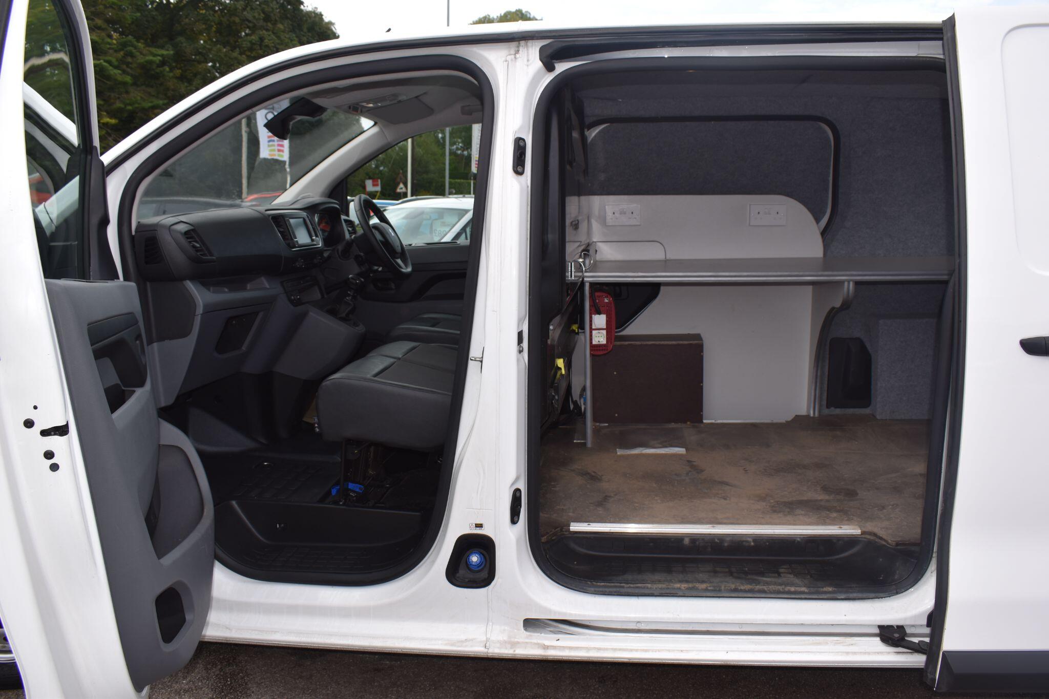 Expert - 2.0 BlueHDi 1400 Professional Premium Standard Panel Van MWB Euro 6 (s/s) 6dr - Image 9