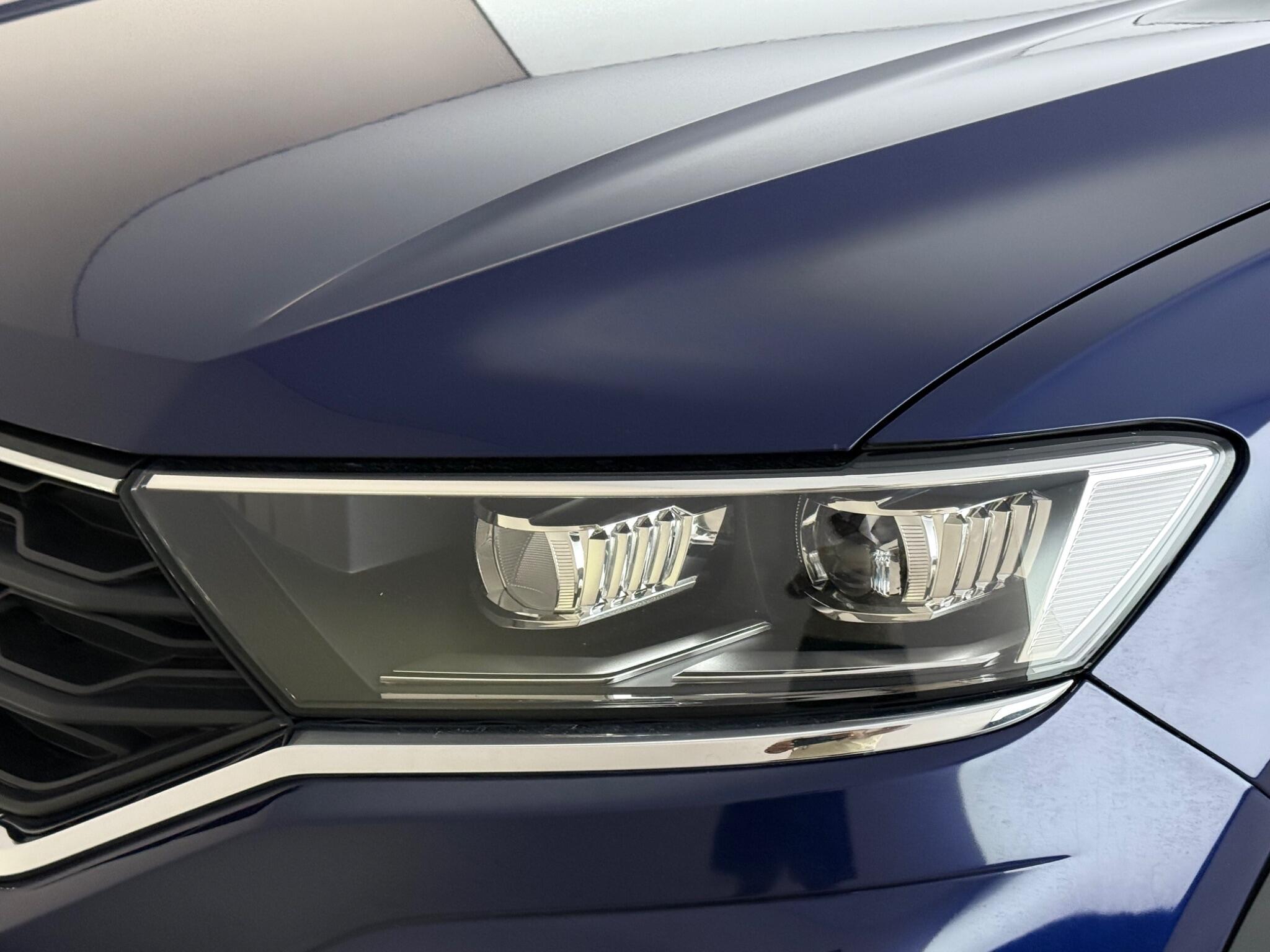 Volkswagen T-Roc view 12