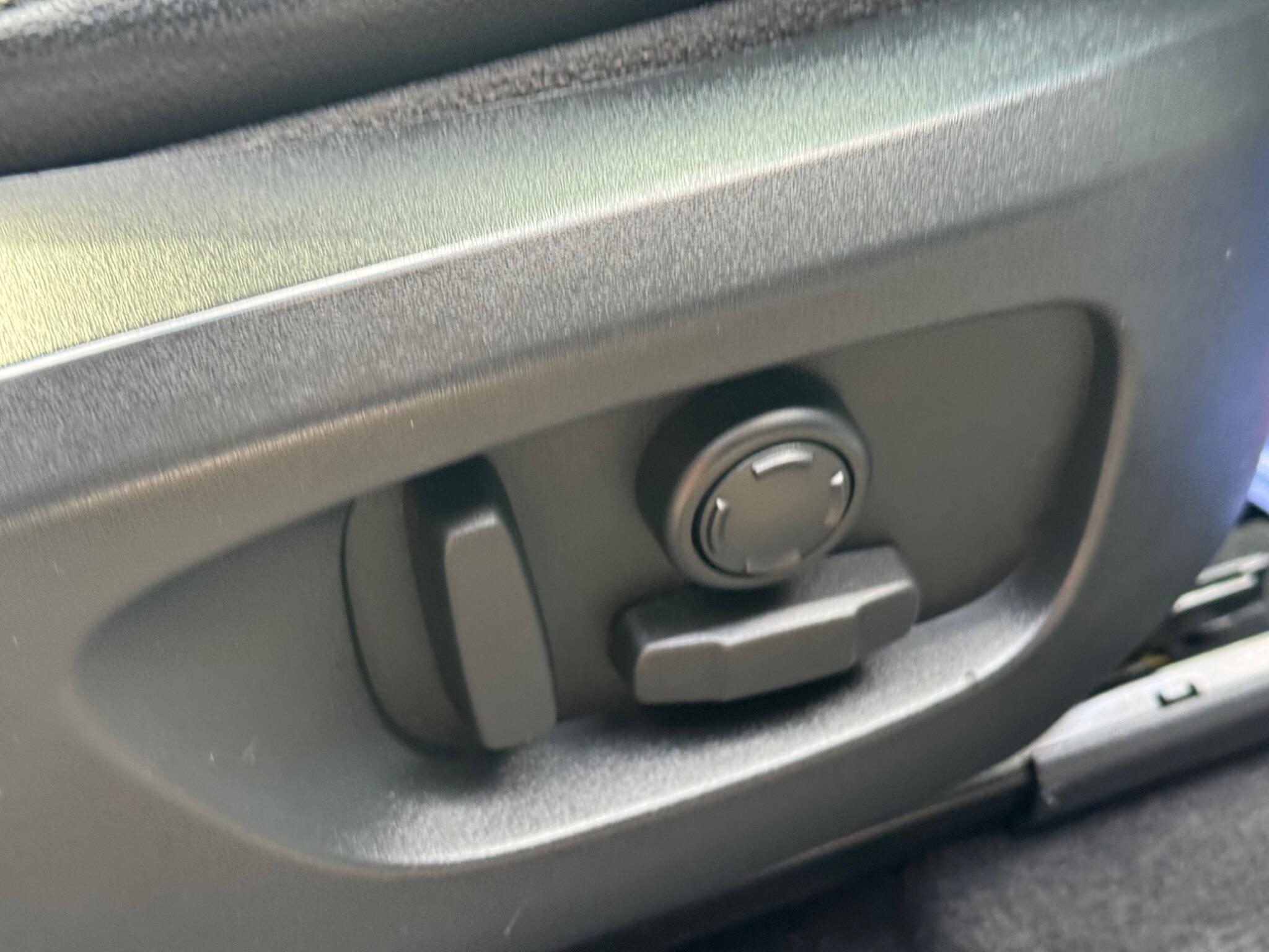 Land Rover Discovery Sport view 18