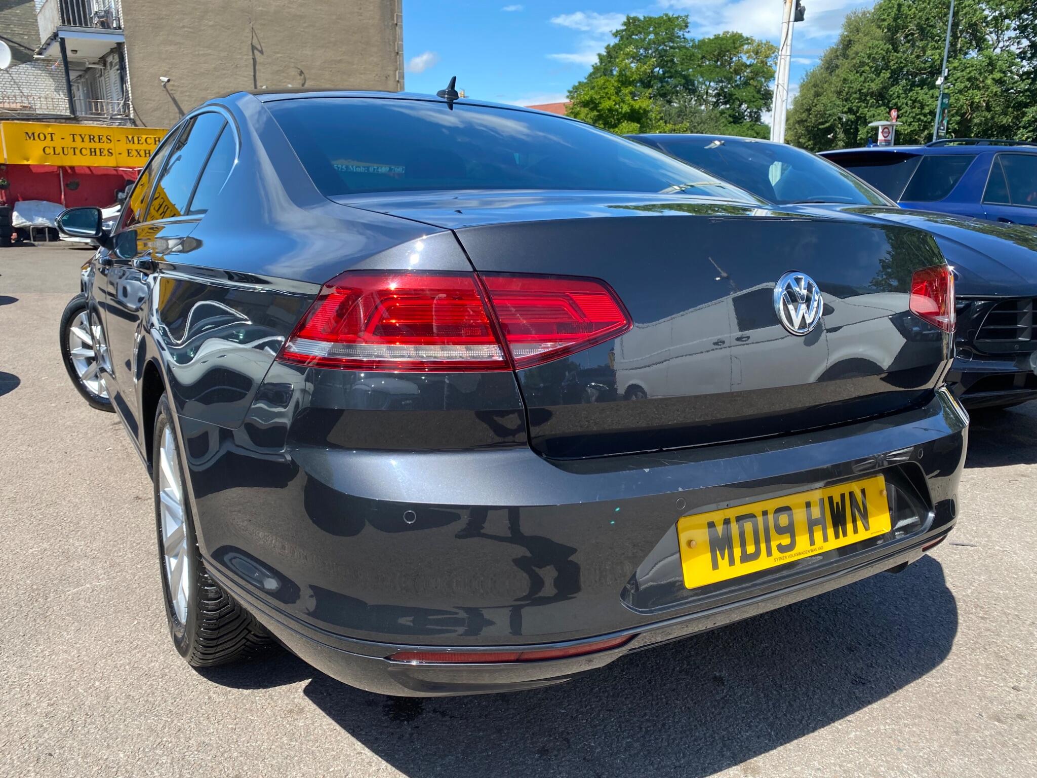 Volkswagen Passat view 11