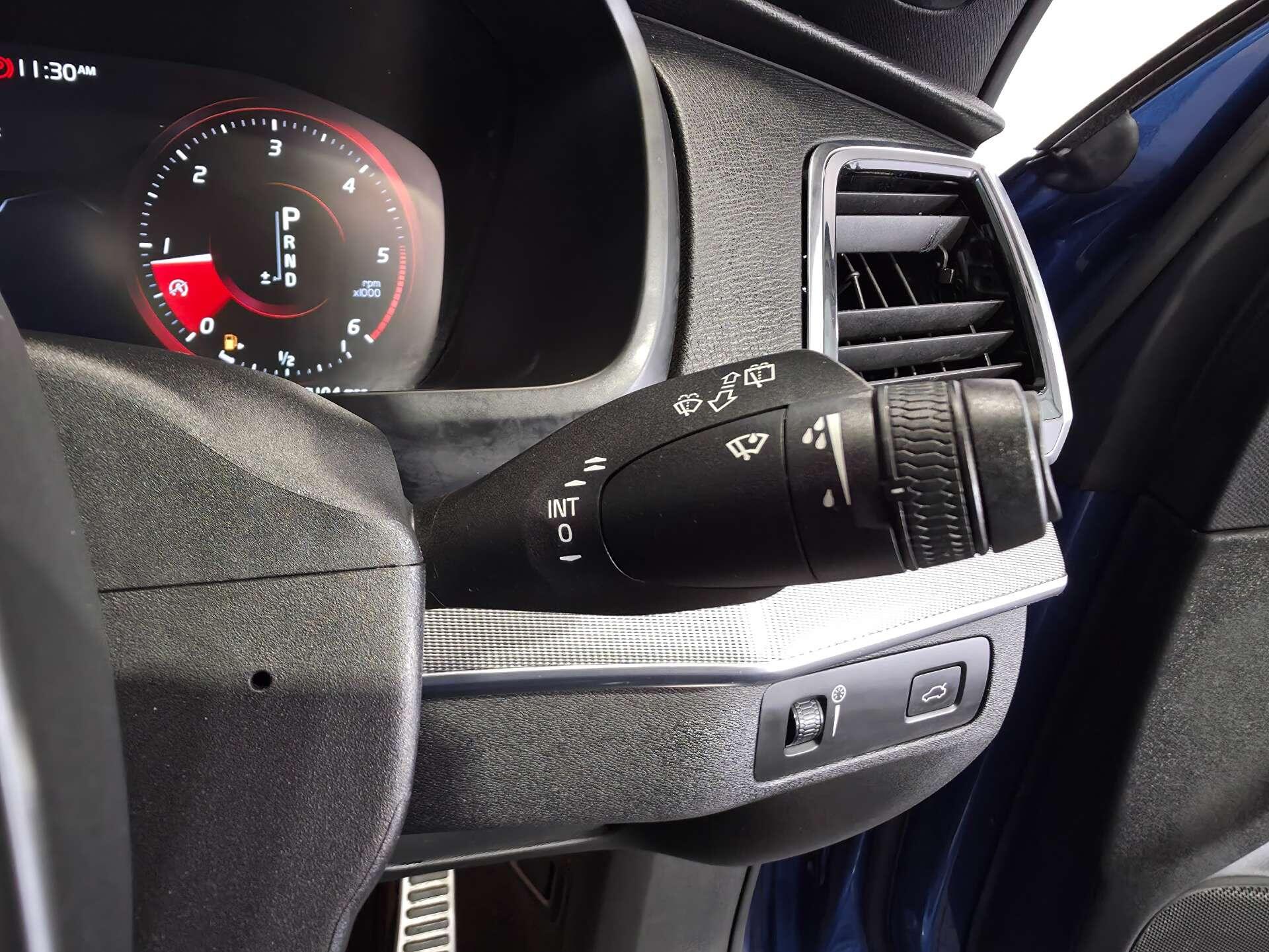 Volvo XC90 view 38