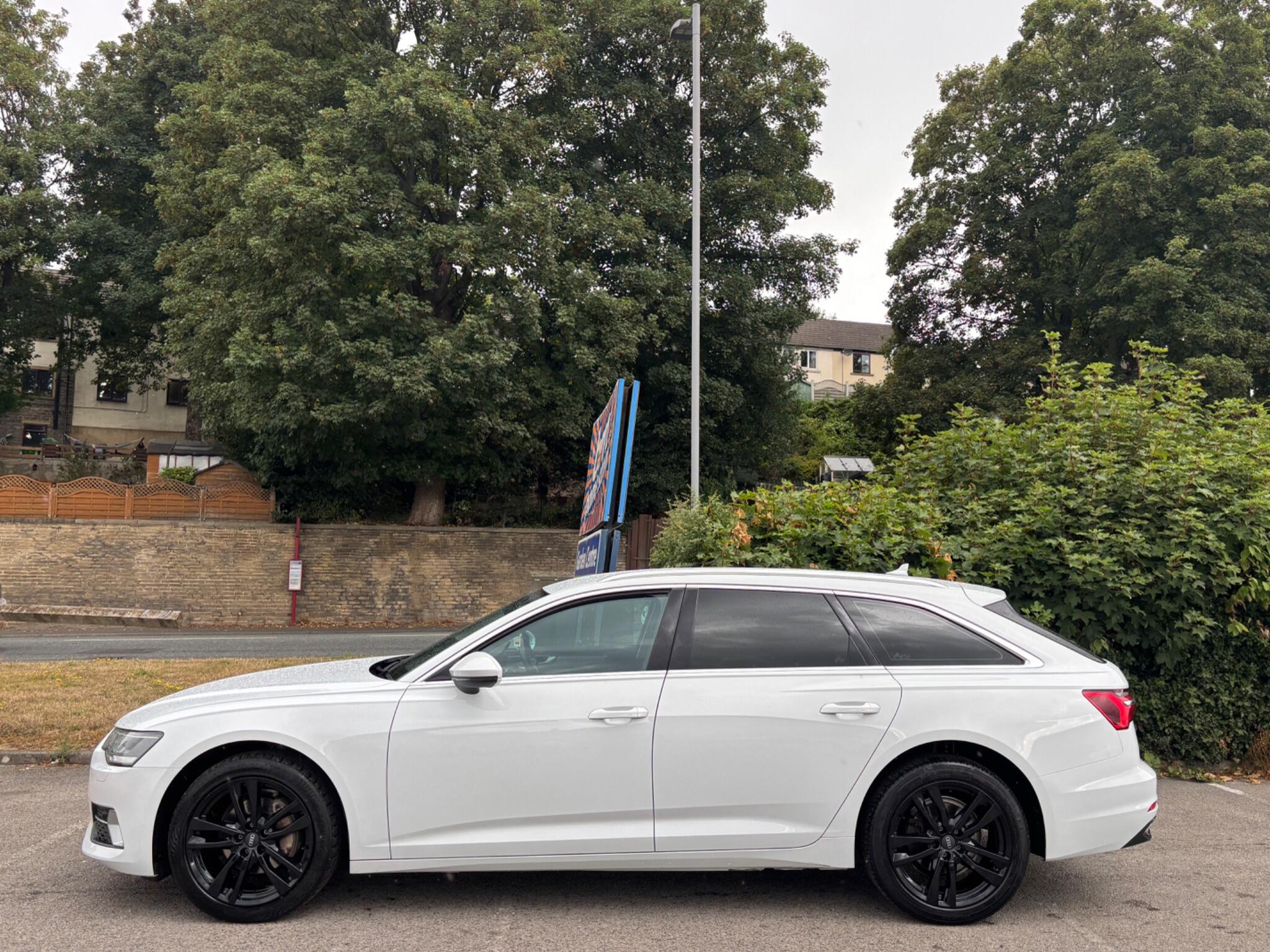 Audi A6 Avant view 5