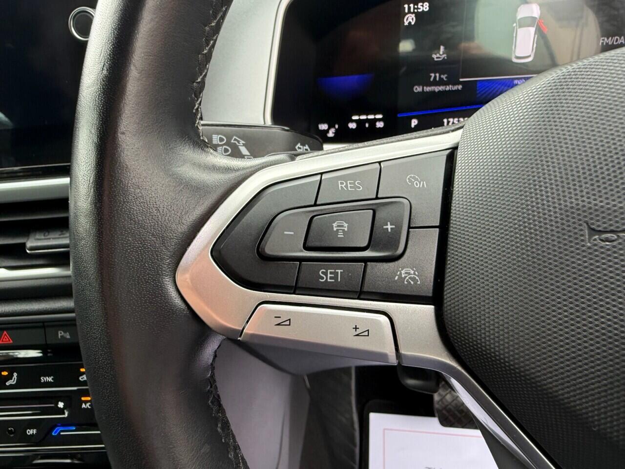 Volkswagen T-Roc view 32