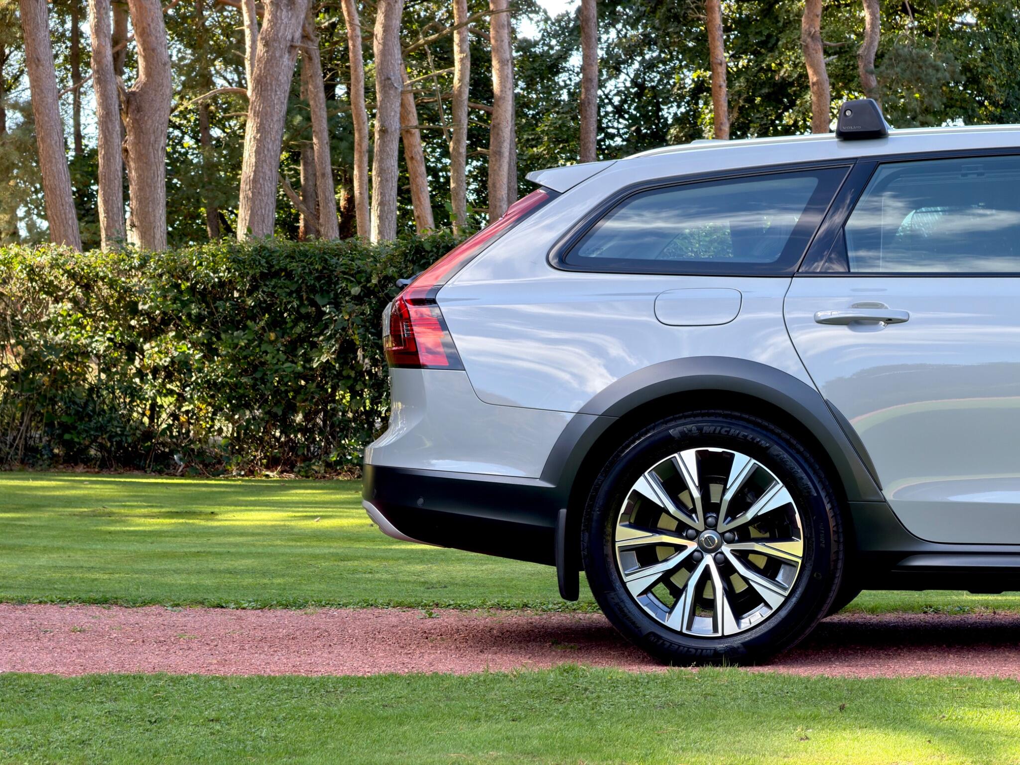 Volvo V90 Cross Country view 38