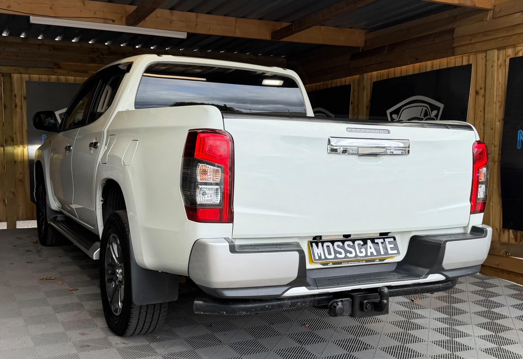 Mitsubishi L200 view 9