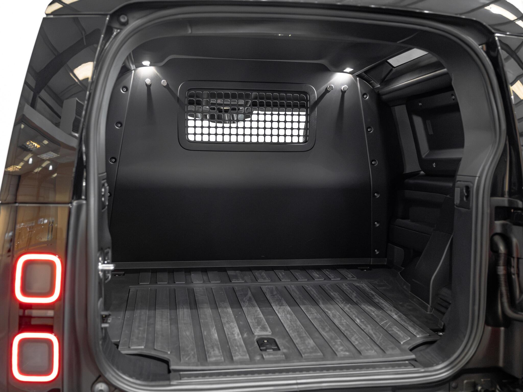 Land Rover Defender 90 view 24