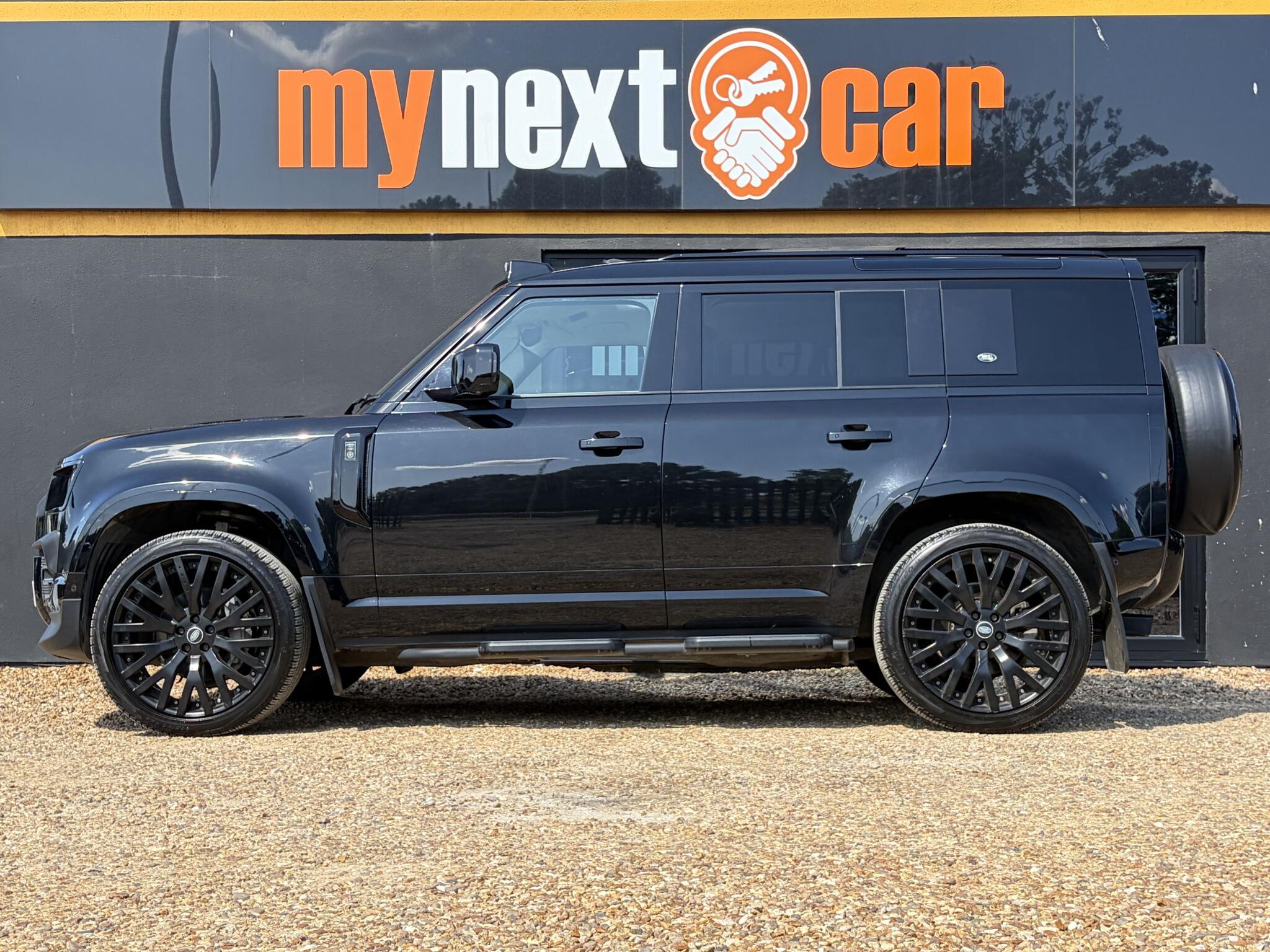 Land Rover Defender 110 view 8
