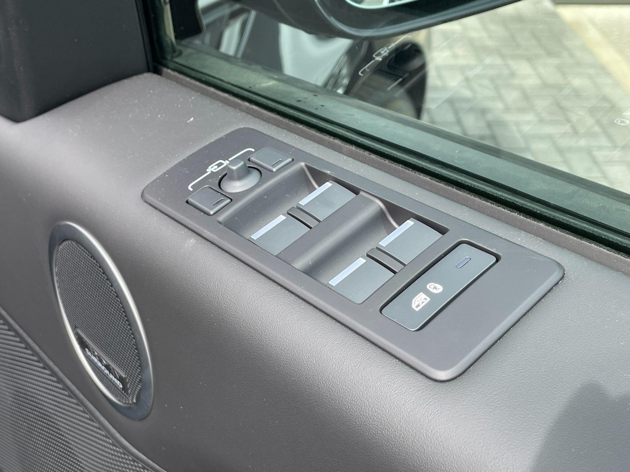 Land Rover Discovery view 16