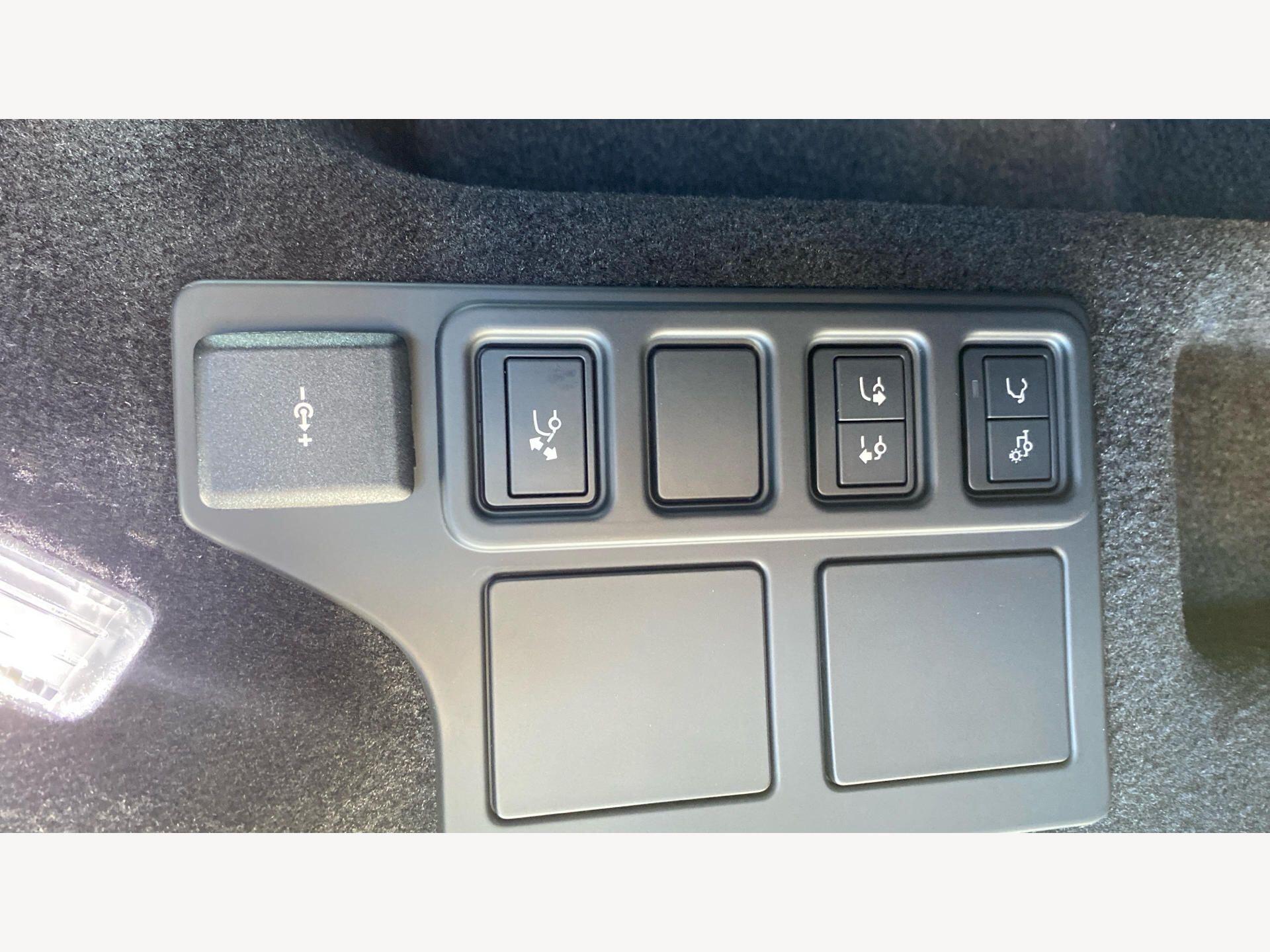 Land Rover Discovery view 22