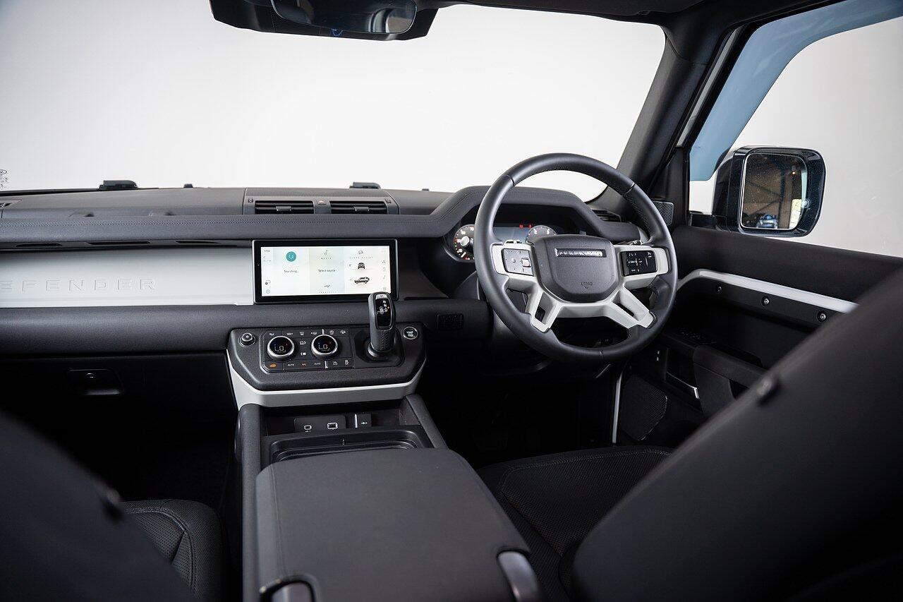 Land Rover Defender 90 view 22
