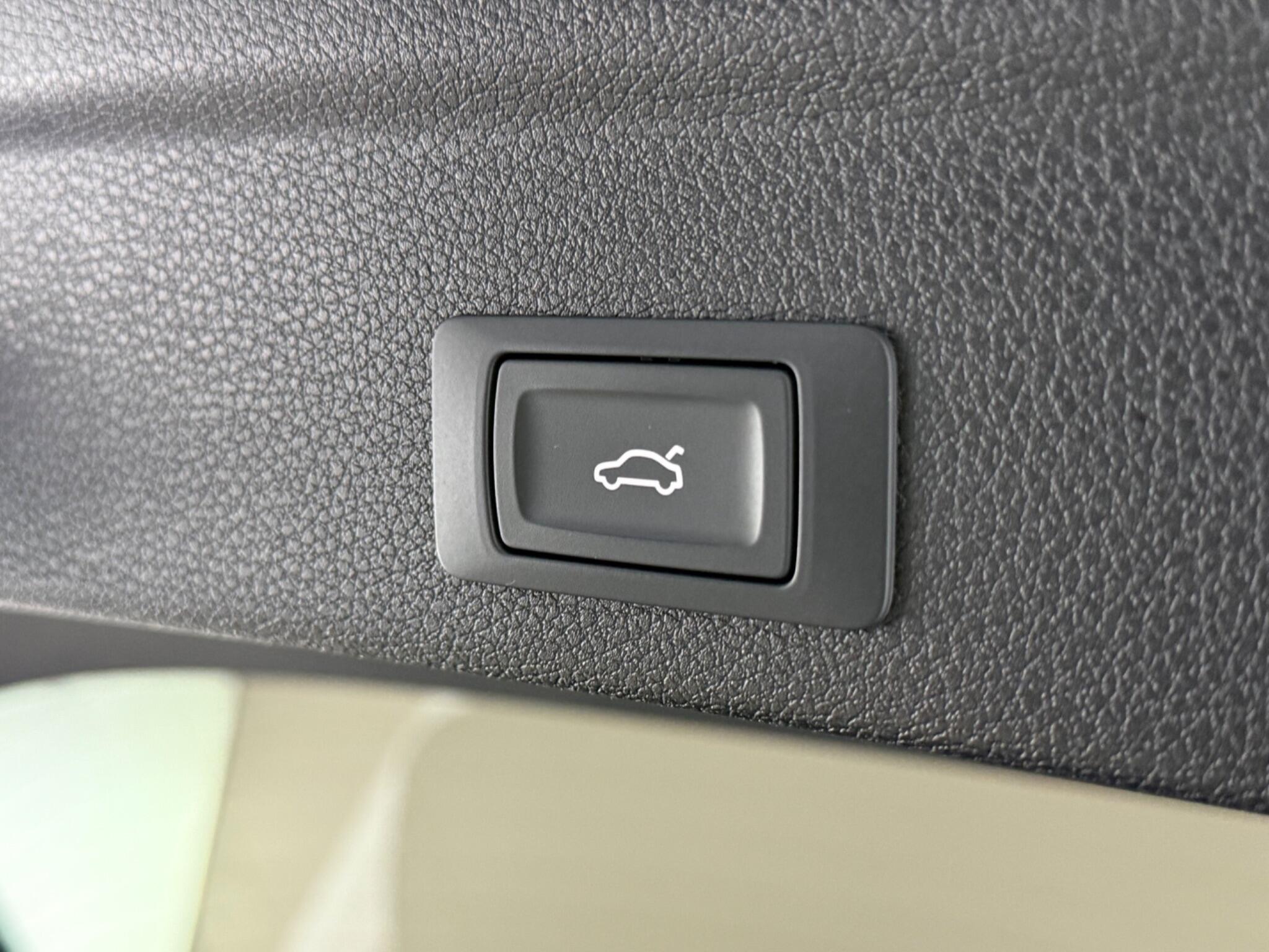 Audi Q3 view 13