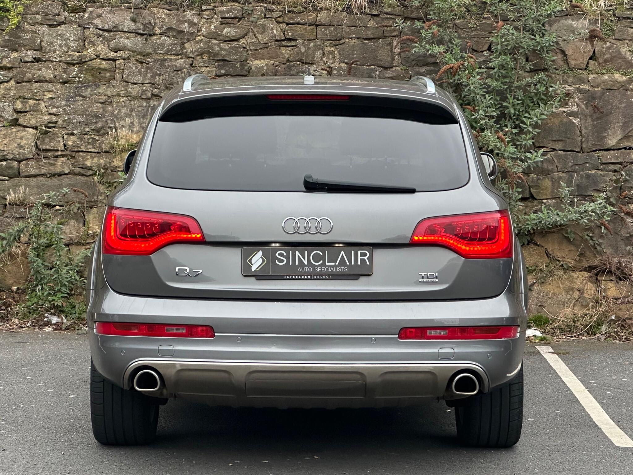 Audi Q7 view 8