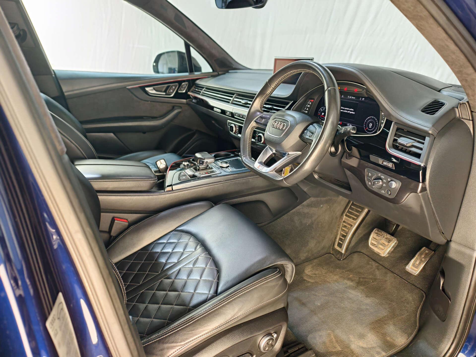 Audi SQ7 view 24