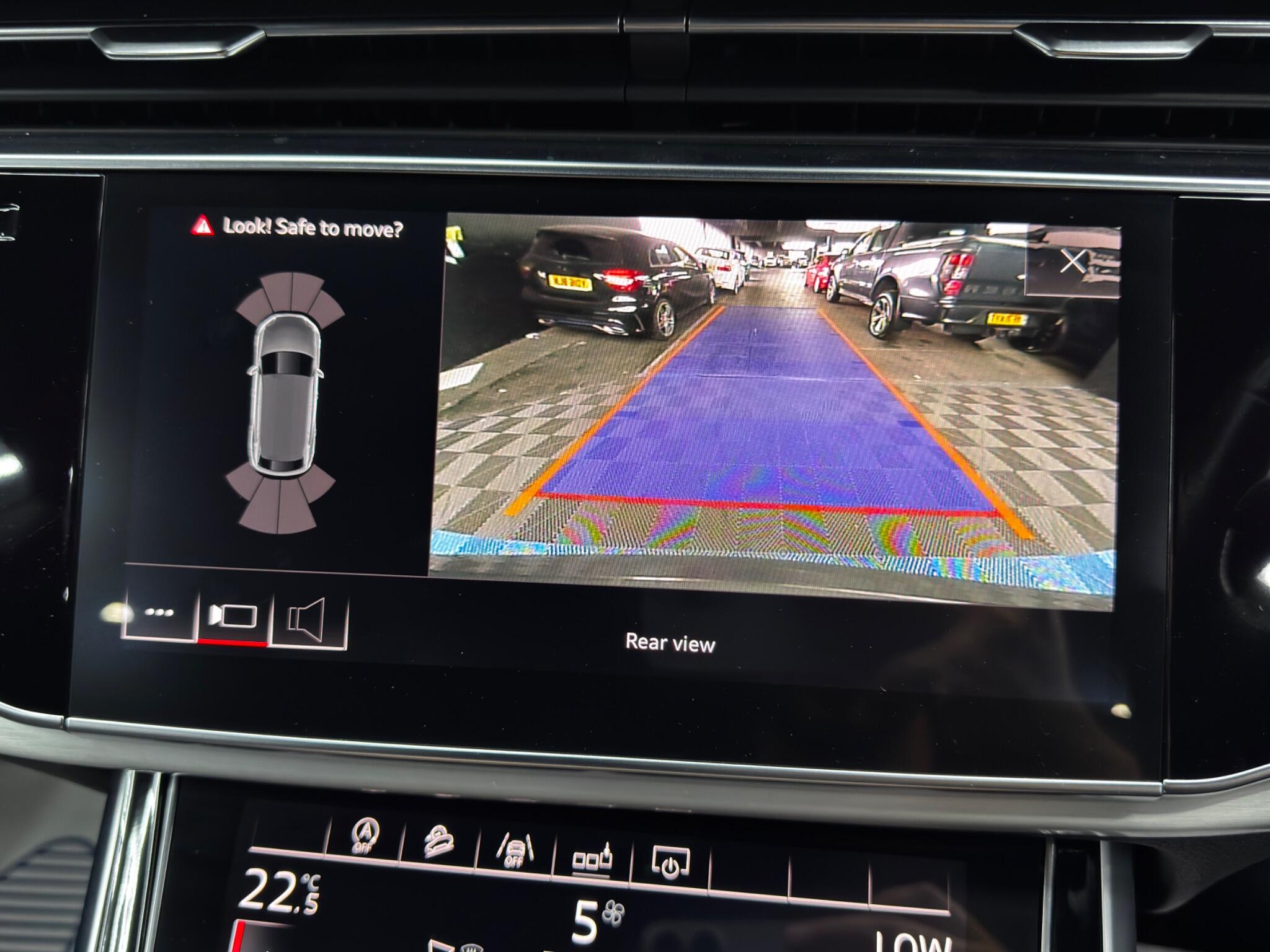 Audi Q8 view 37