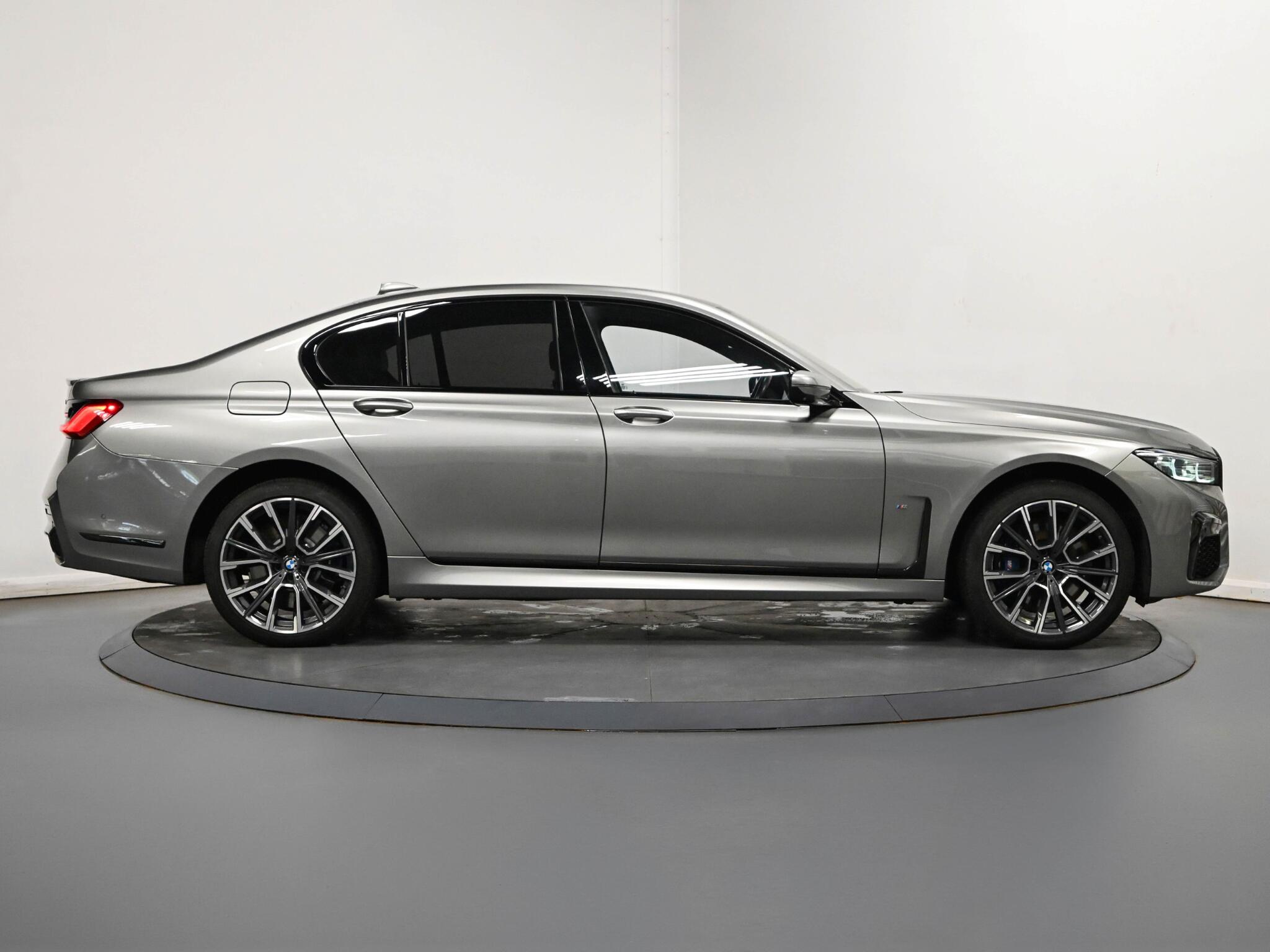 BMW 7 Series view 19