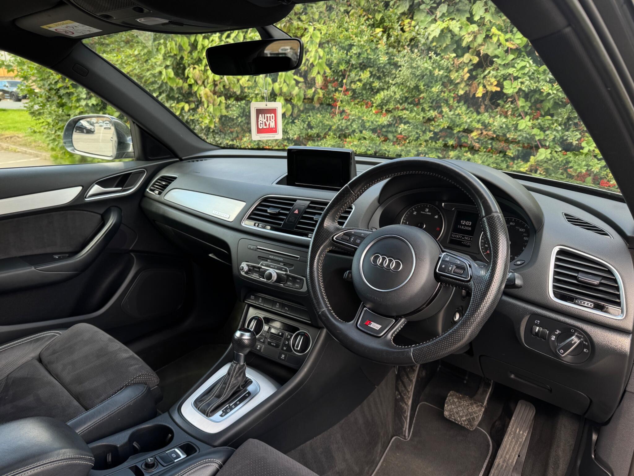 Audi Q3 view 14