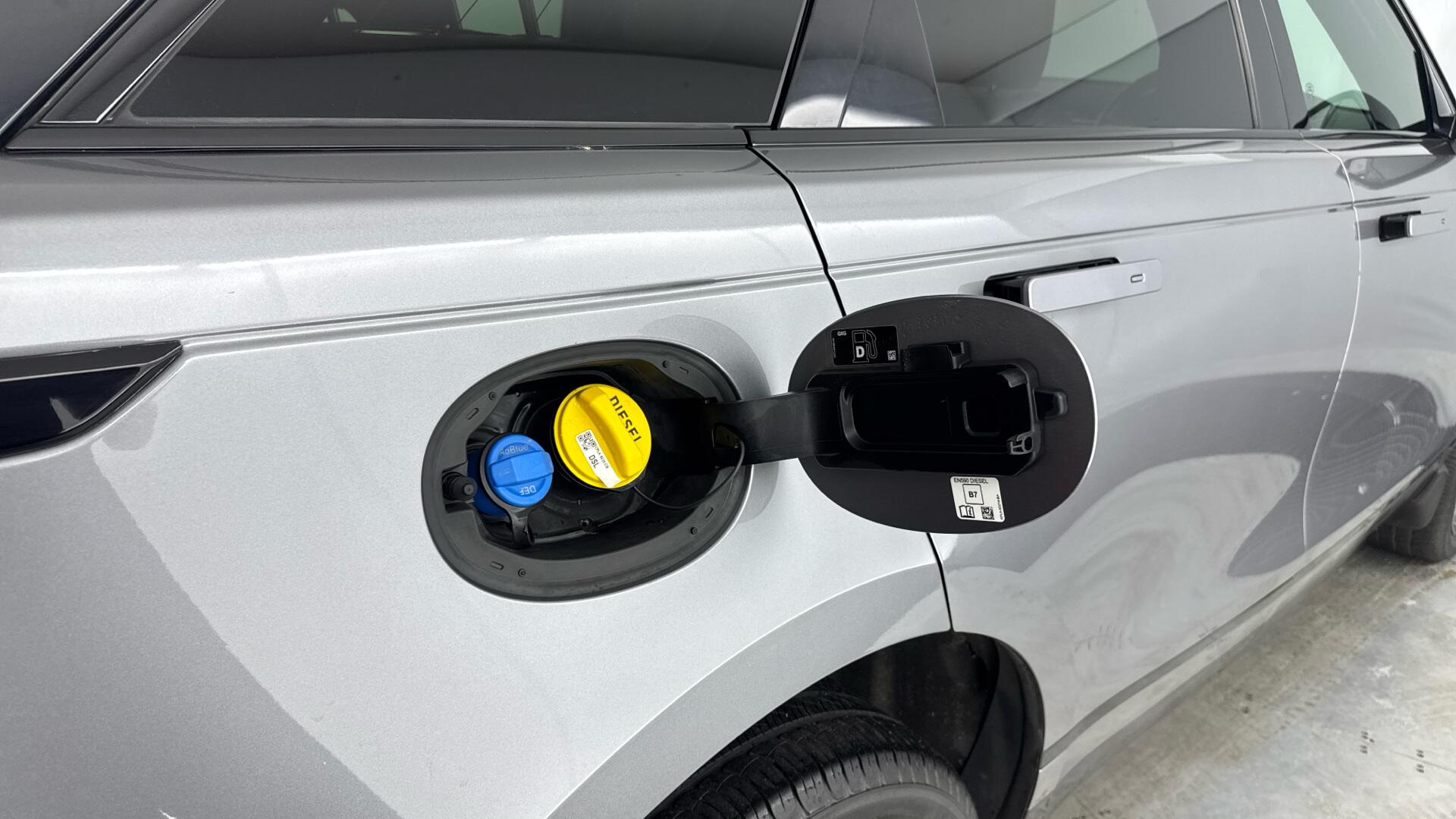 Land Rover Range Rover Velar view 21