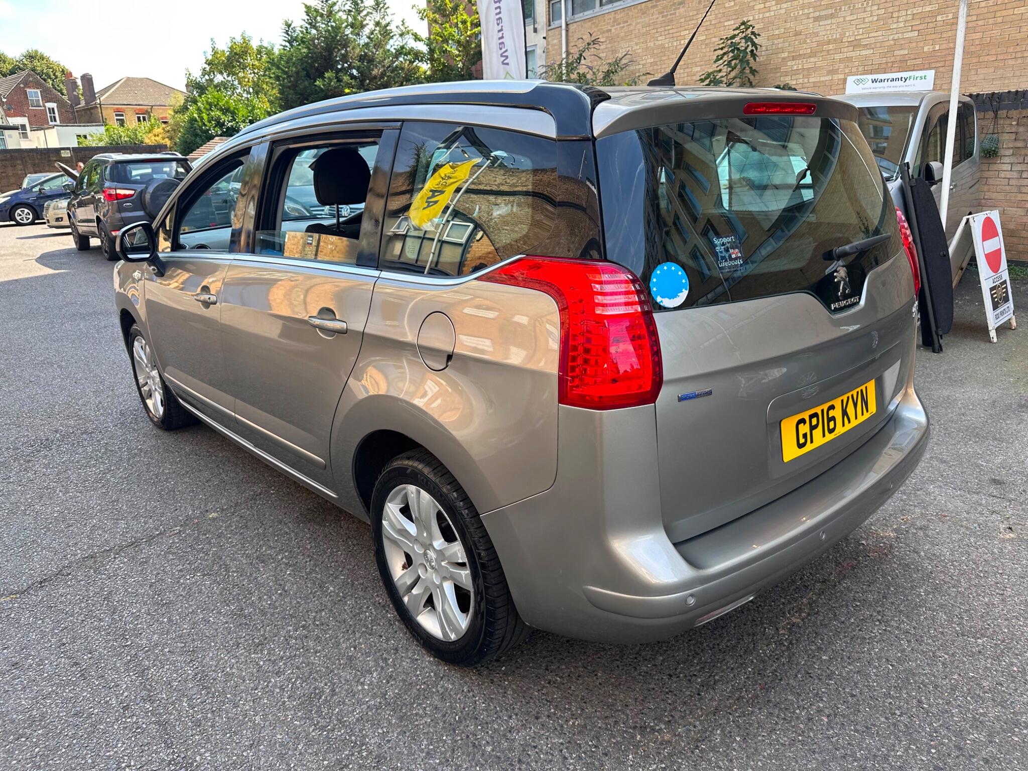 Peugeot 5008 view 8
