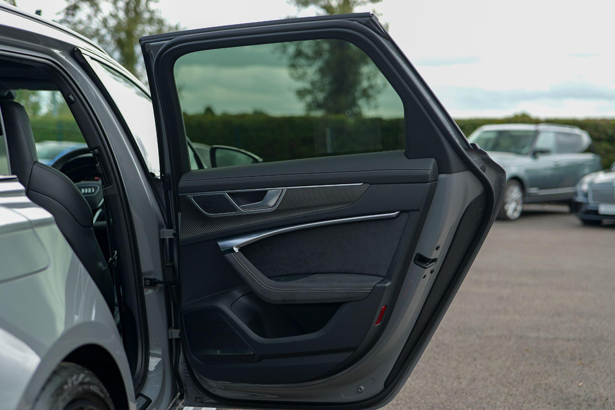 Audi RS6 Avant view 32