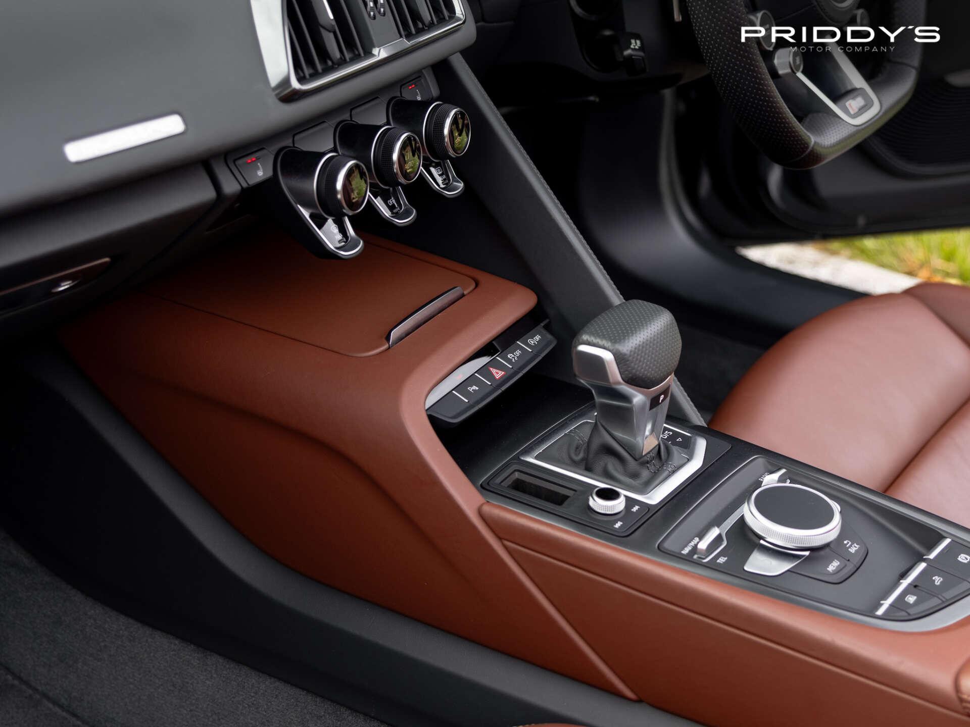 Audi R8 view 10
