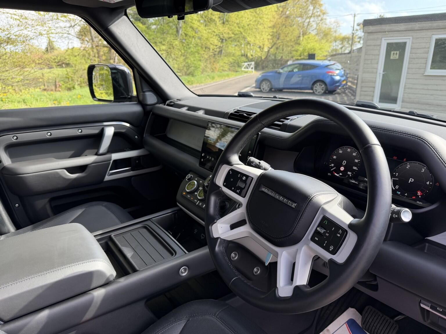 Land Rover Defender 110 view 31