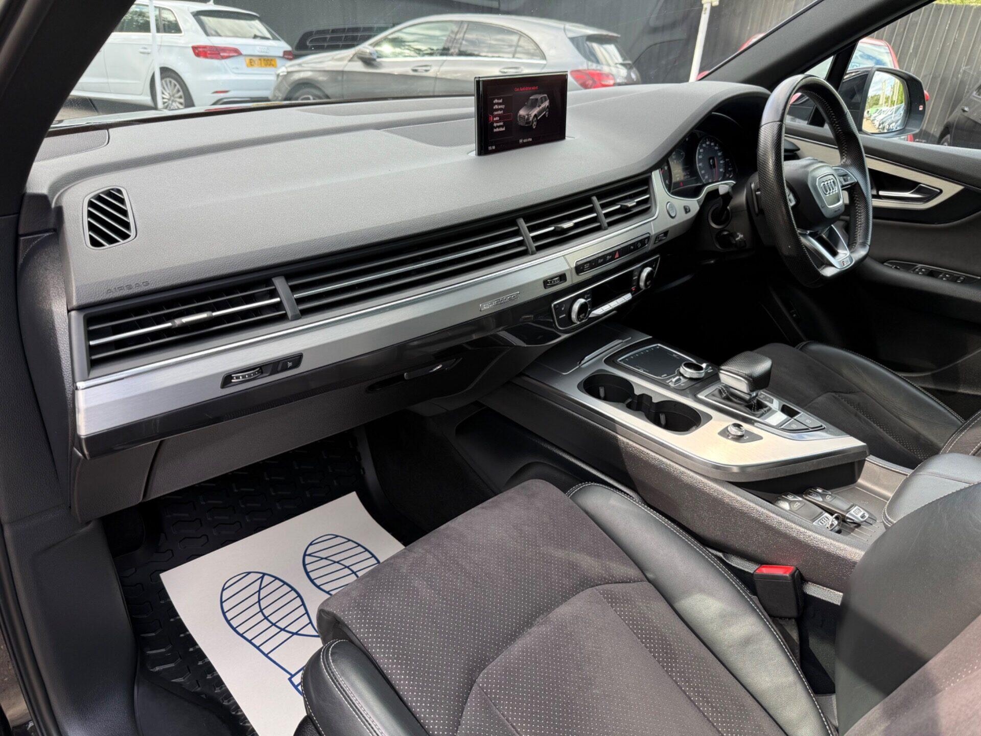 Audi Q7 view 28