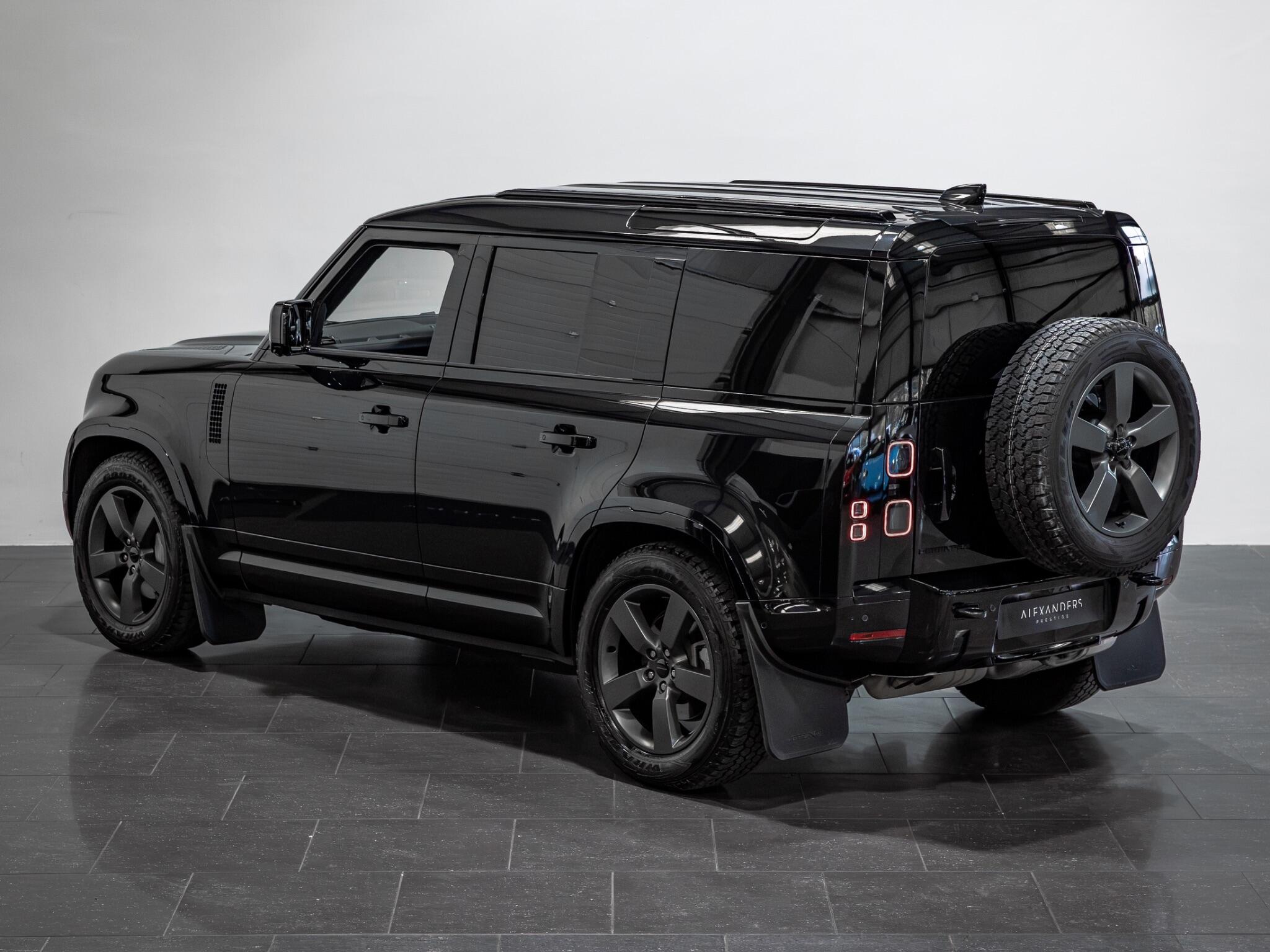 Land Rover Defender 110 view 5