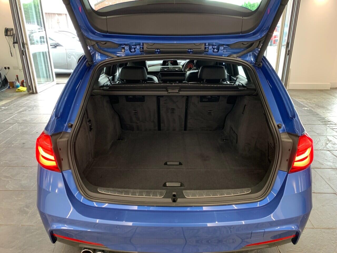 BMW 3 Series view 32