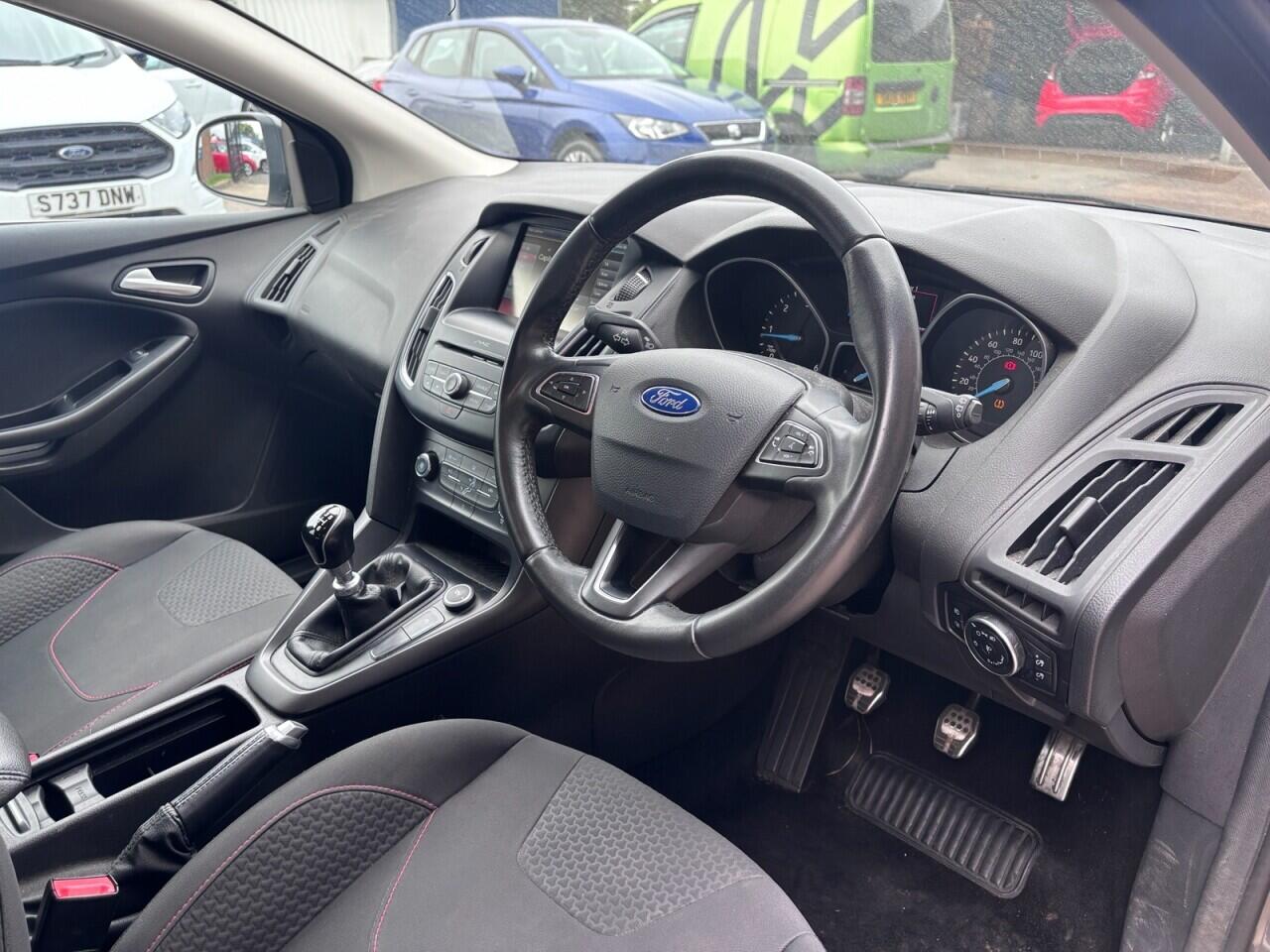 Ford Focus view 9