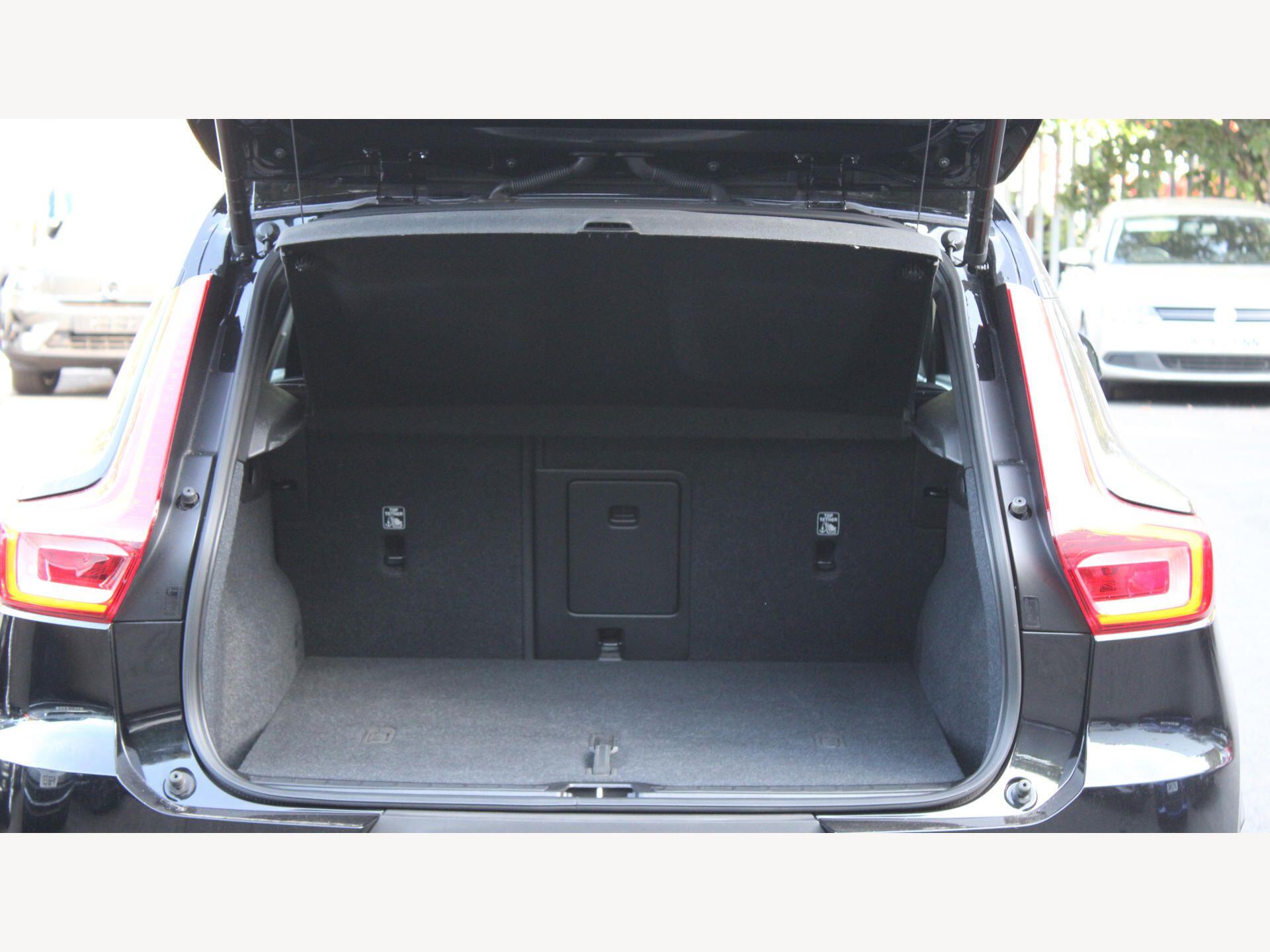 Volvo XC40 view 16