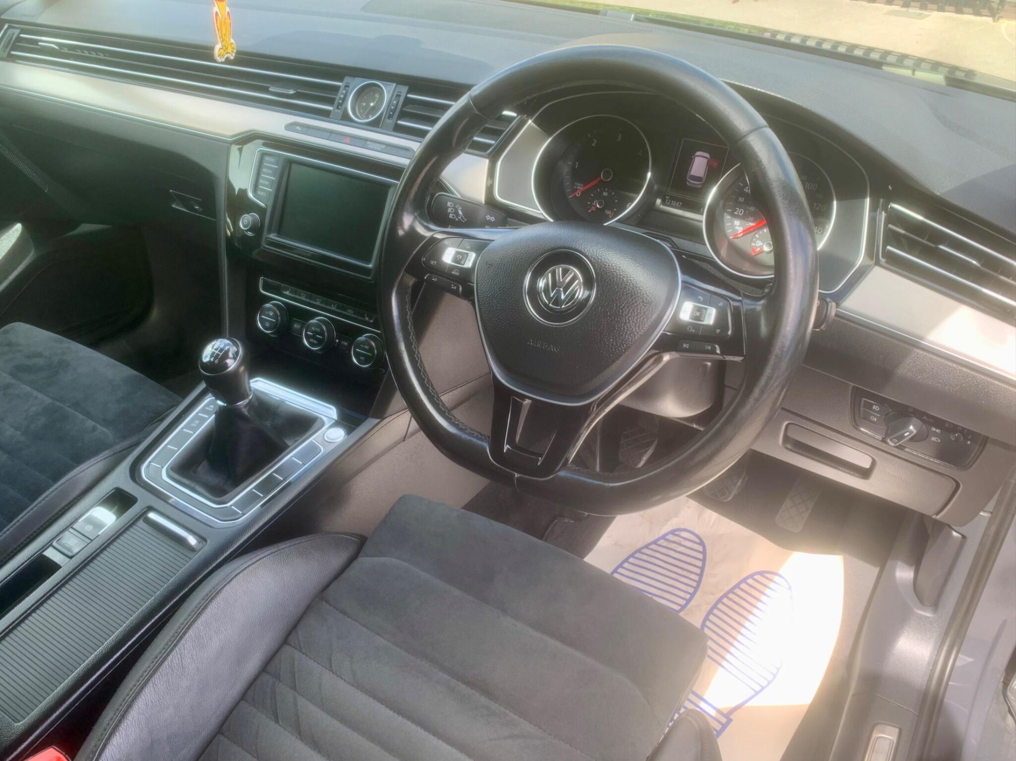 Volkswagen Passat view 19