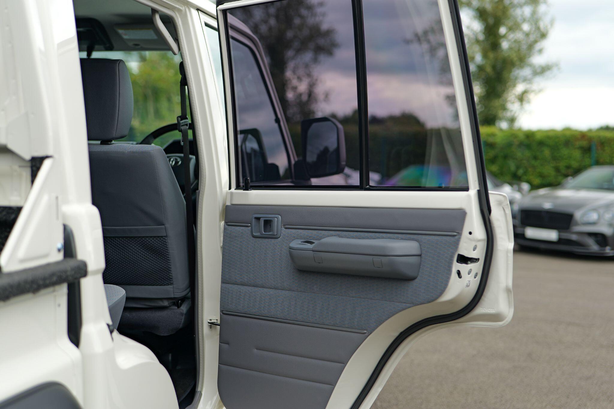 Toyota Land Cruiser view 33